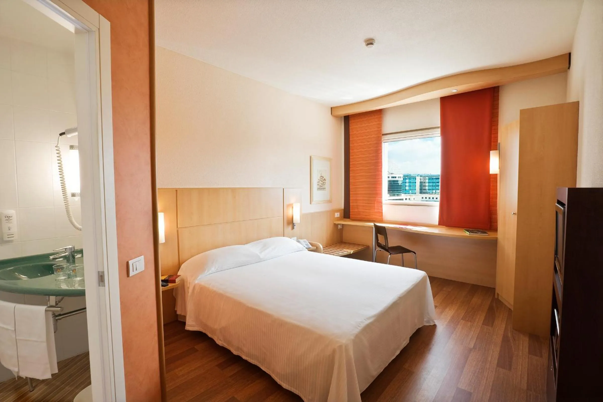 Photo of the whole room, Bed in Hotel Rafael