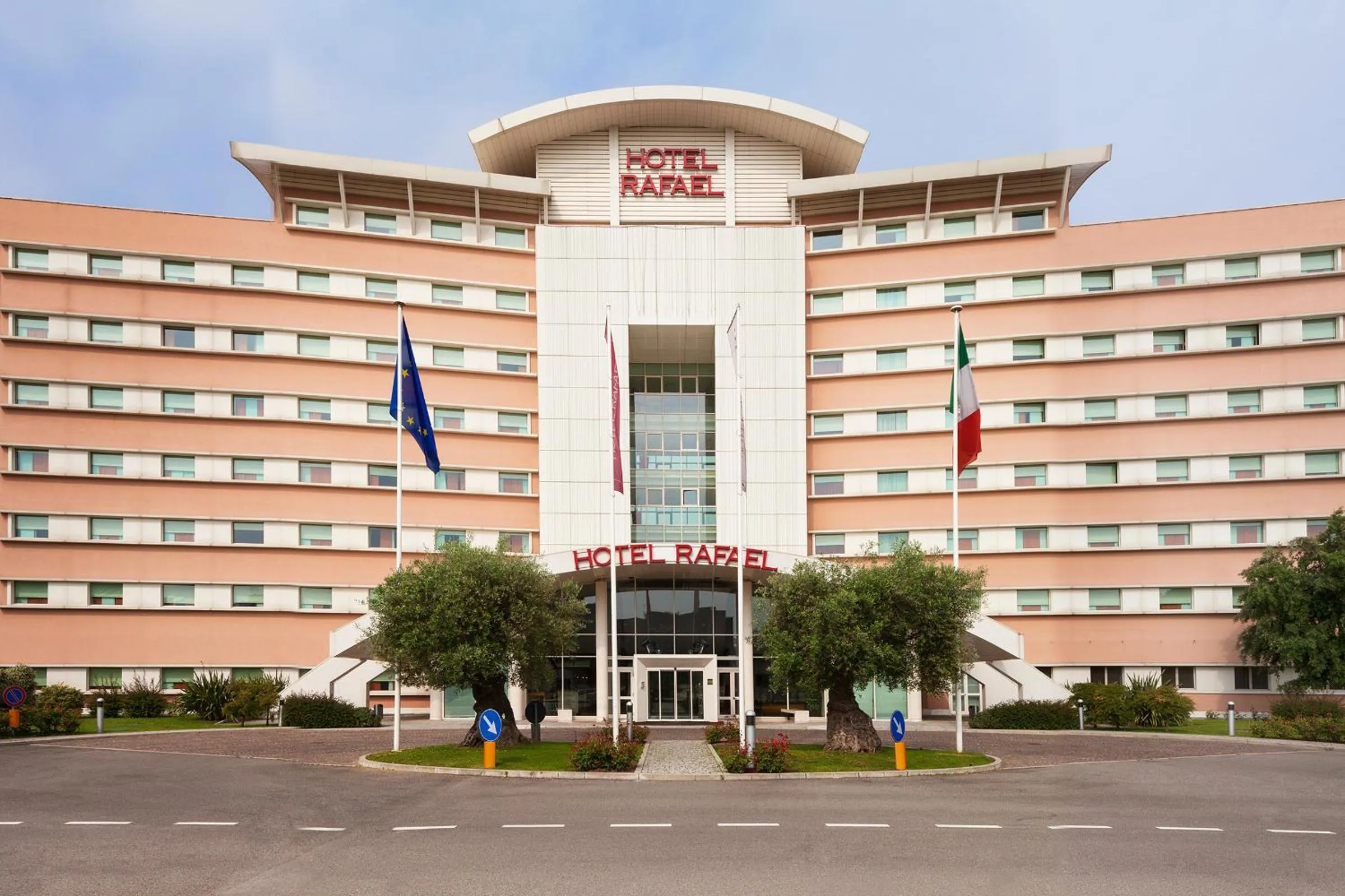 Facade/entrance in Hotel Rafael