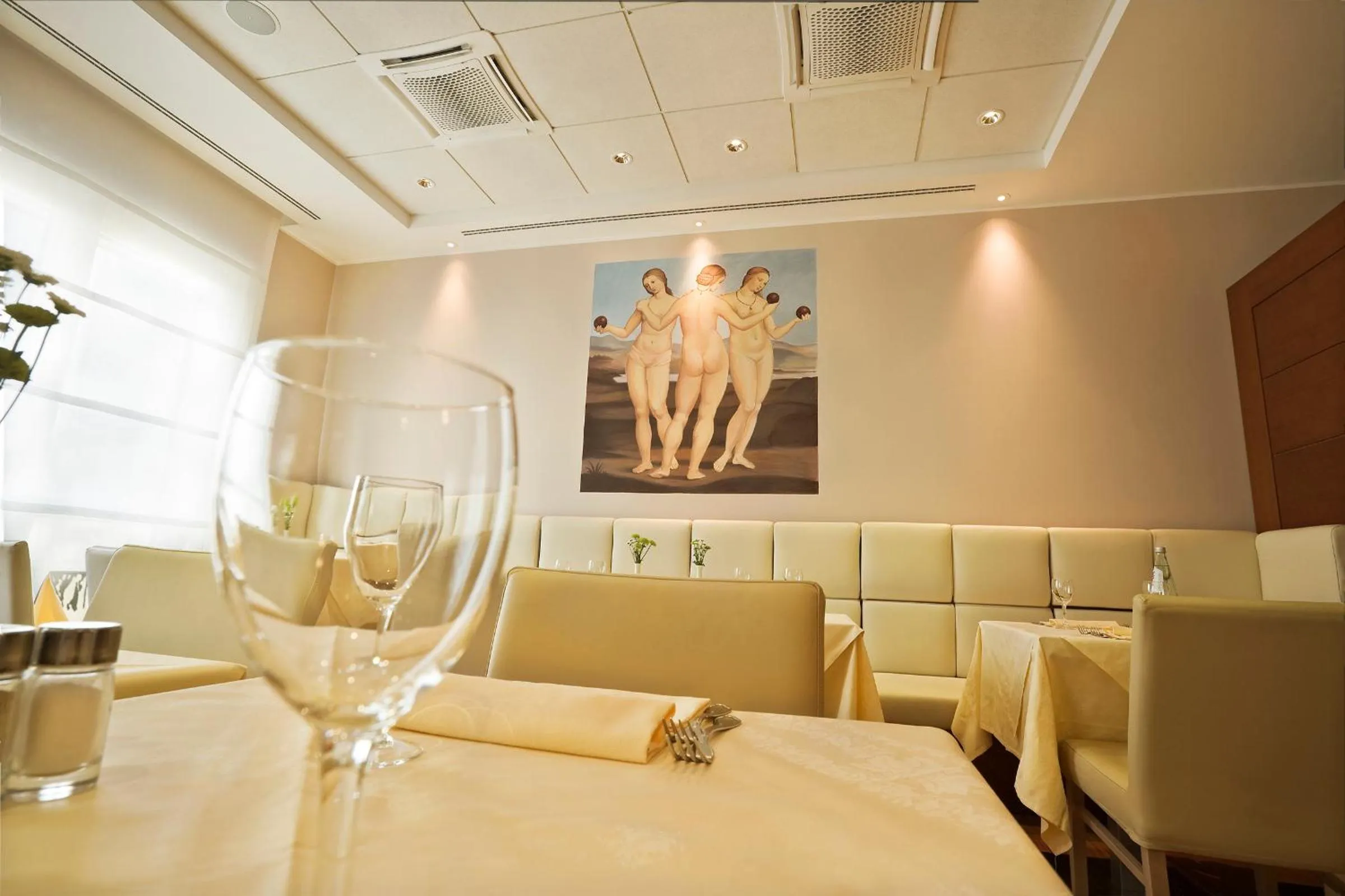 Restaurant/places to eat in Hotel Rafael