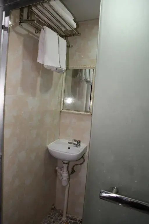 Single Room with Private Bathroom in LEISURE HOSTEL Single Room with Private Bathroom in LEISURE HOSTEL