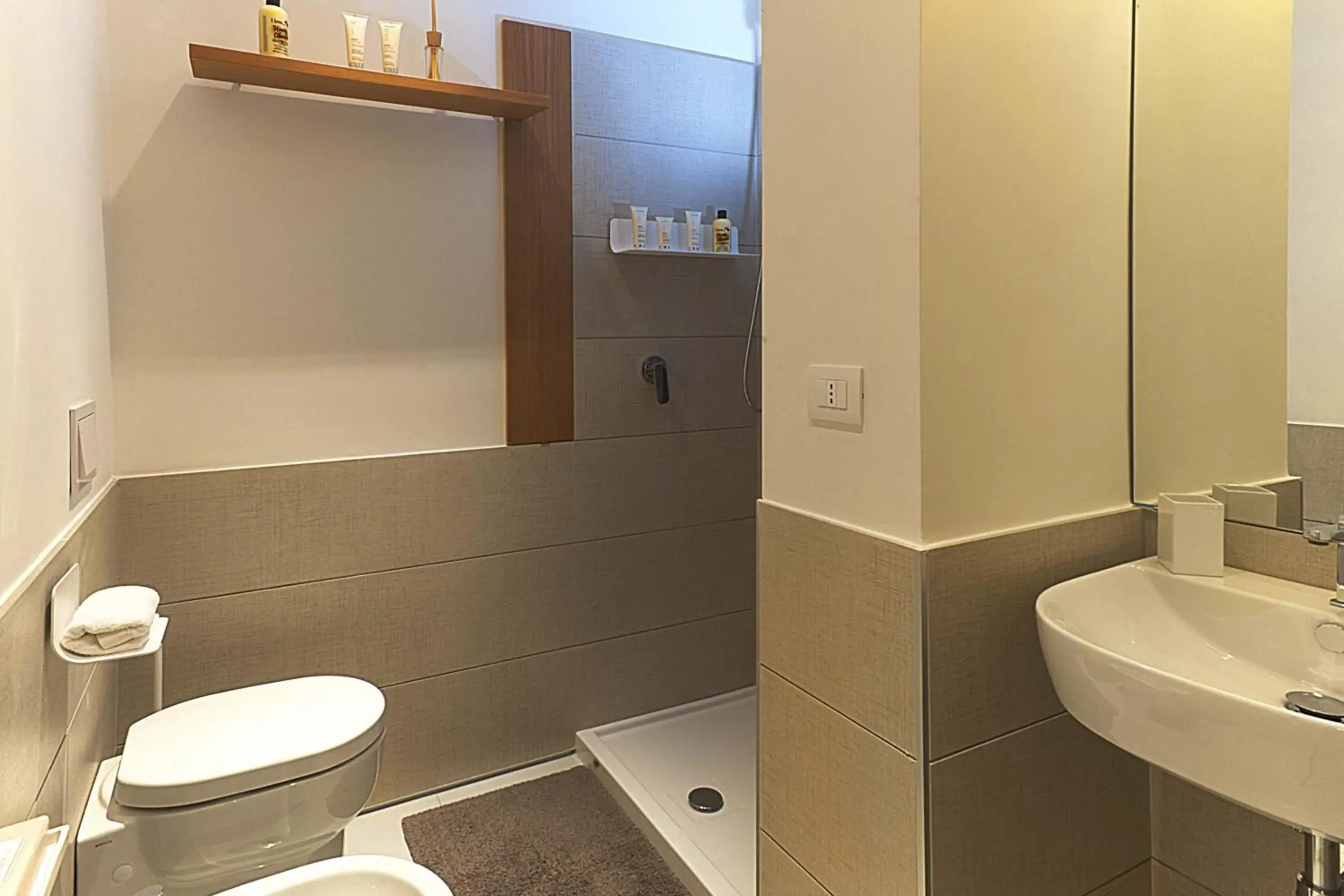 Double Room in SH Home Double Room in SH Home