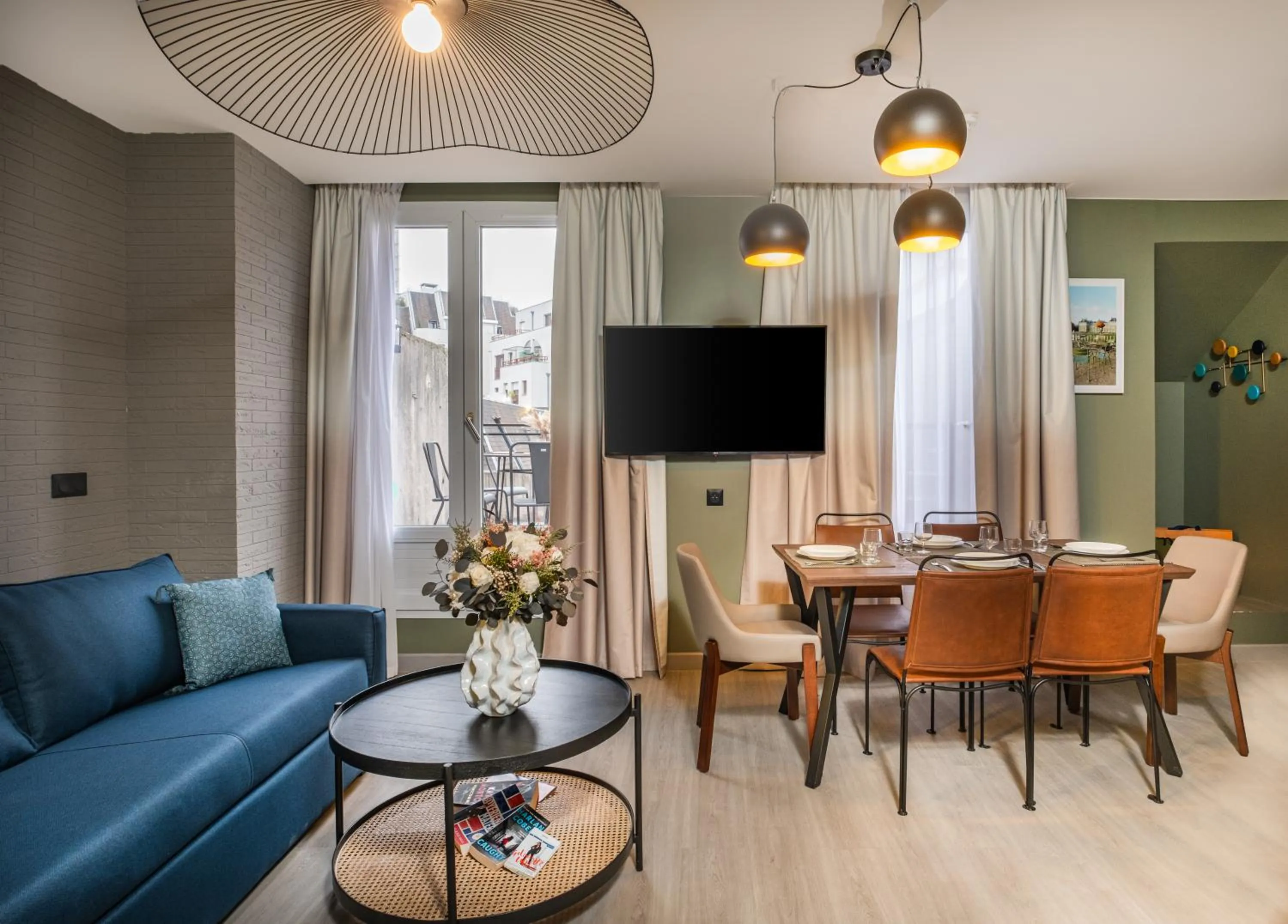 Communal lounge/ TV room in Appart'hôtel East Paris Suite