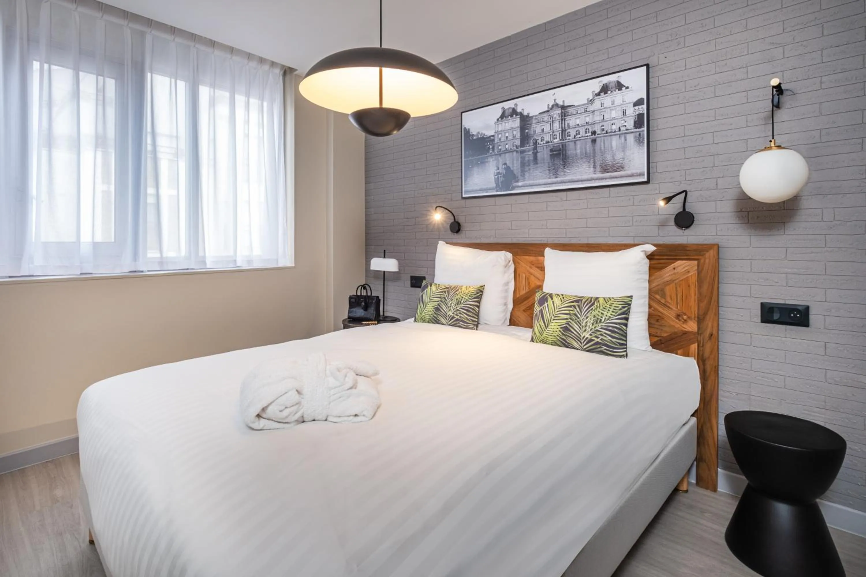 Bed in Appart'hôtel East Paris Suite