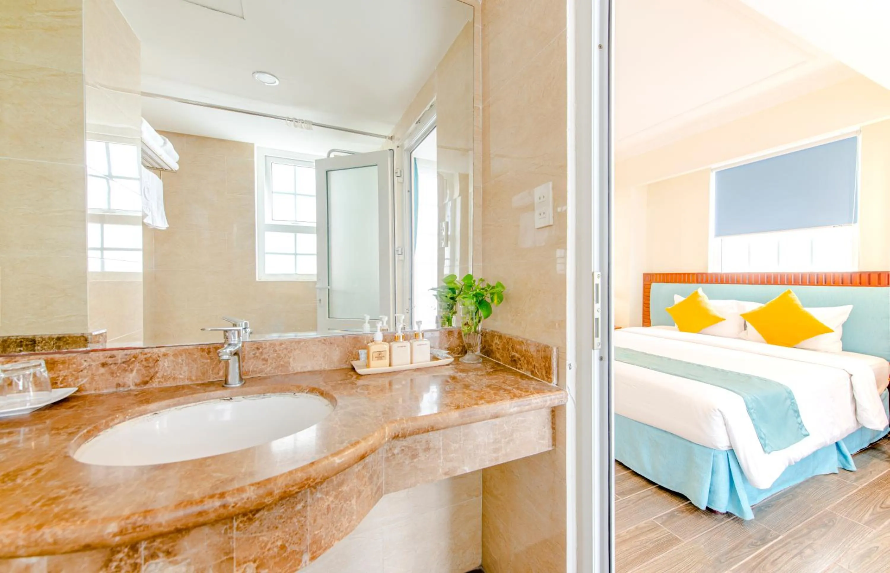 Bathroom, Bed in Pavillon Garden Hotel