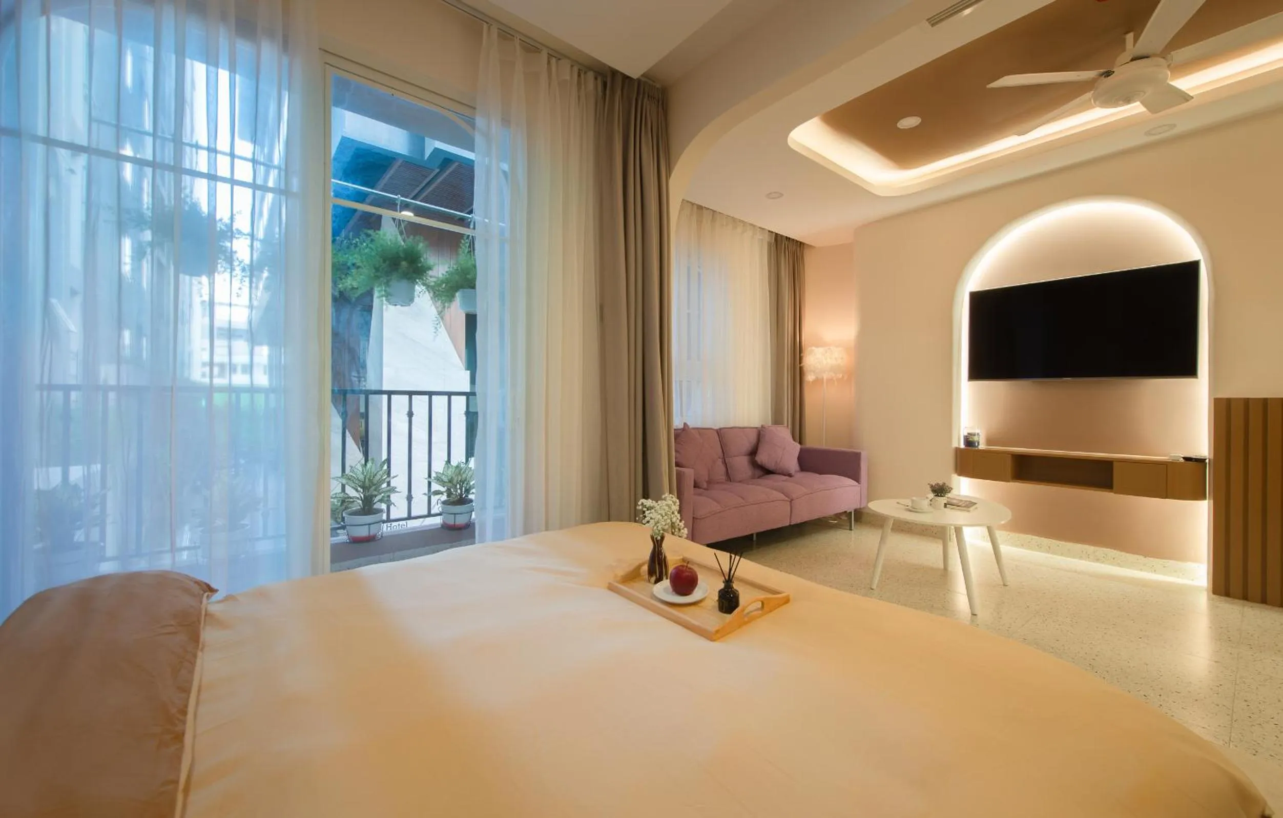 Communal lounge/ TV room, Bed in Pavillon Garden Hotel