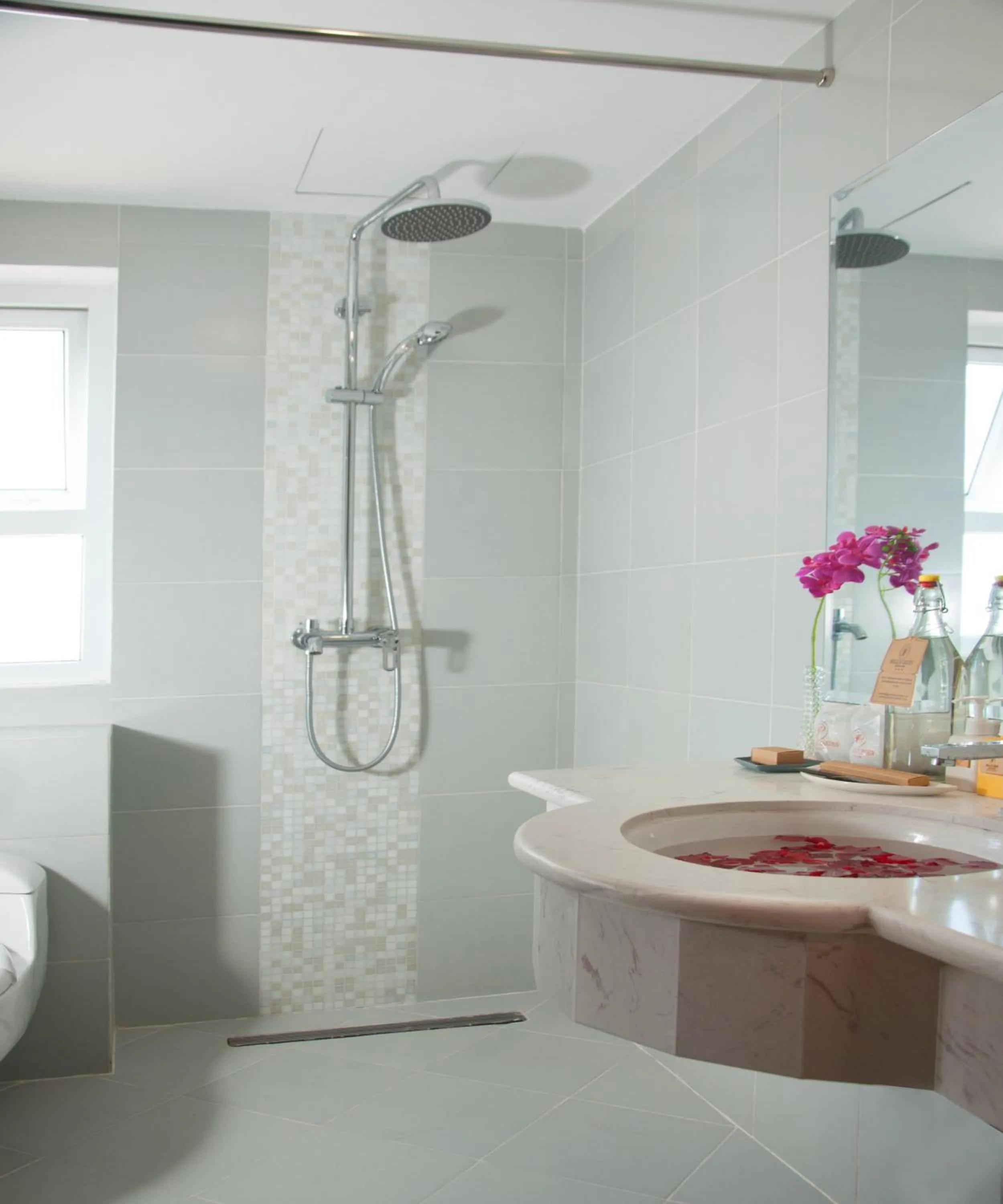 Toilet in Pavillon Garden Hotel