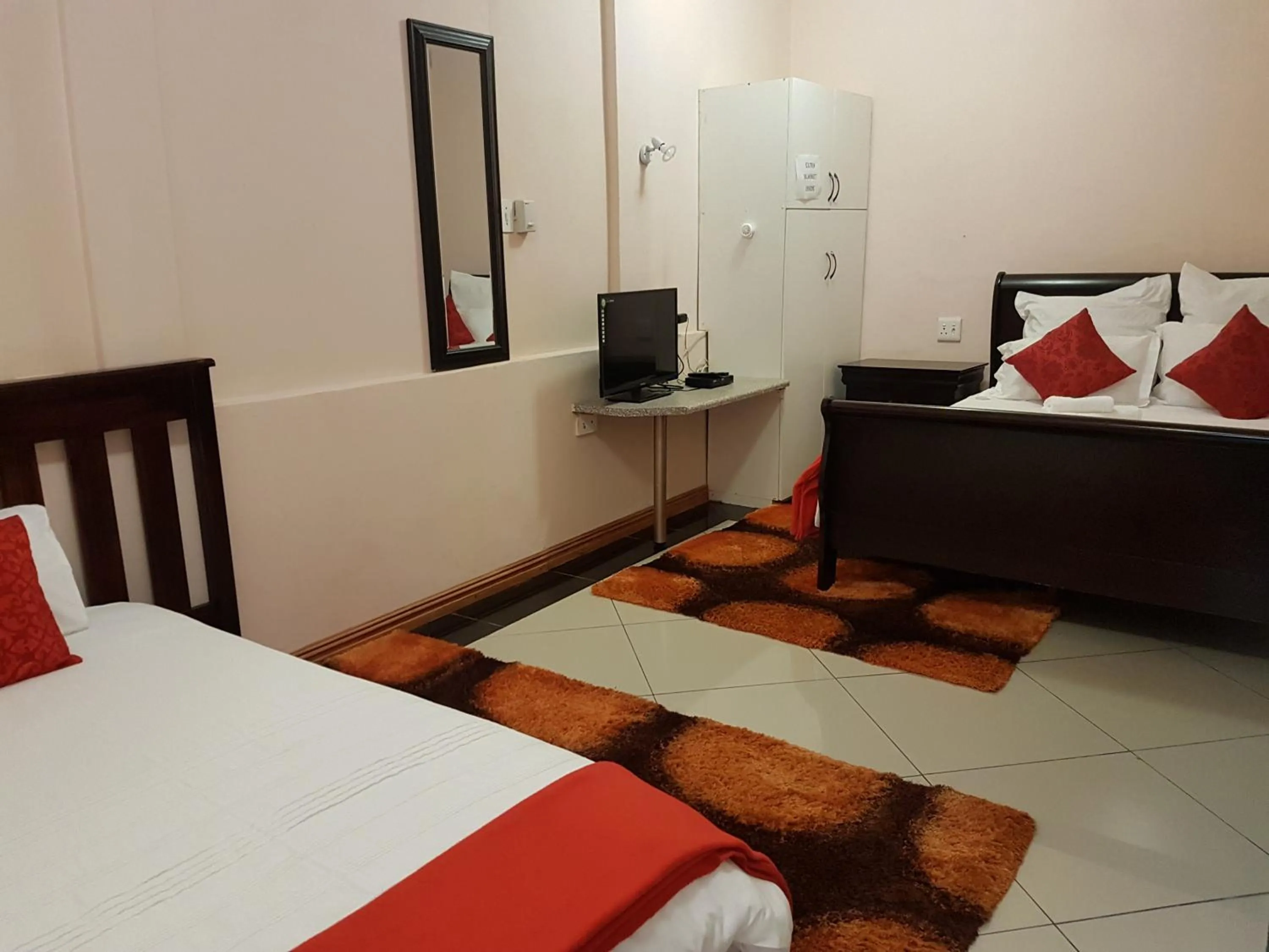 Communal lounge/ TV room in Stone Crescent Hotel