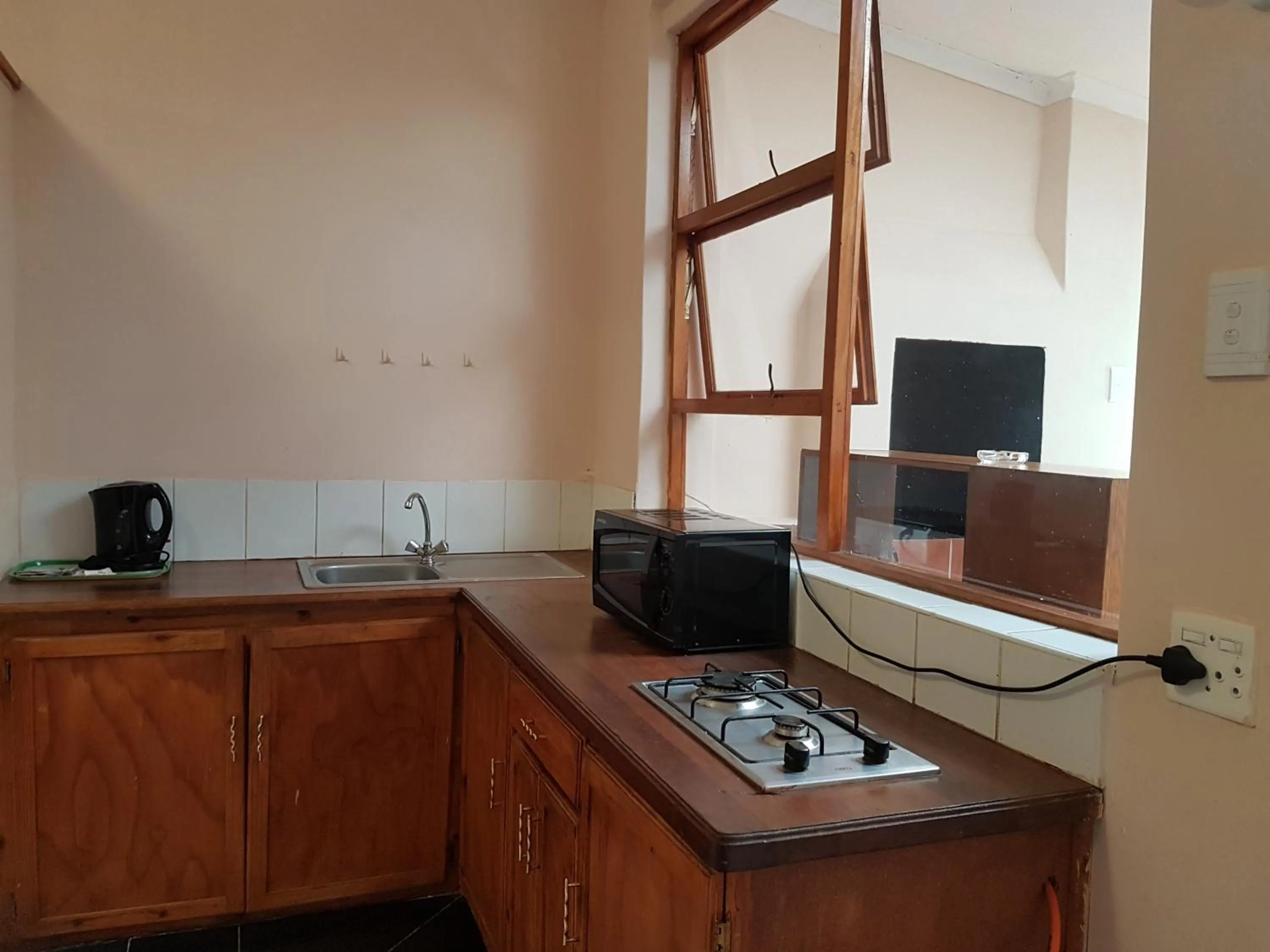 Communal lounge/ TV room in Stone Crescent Hotel