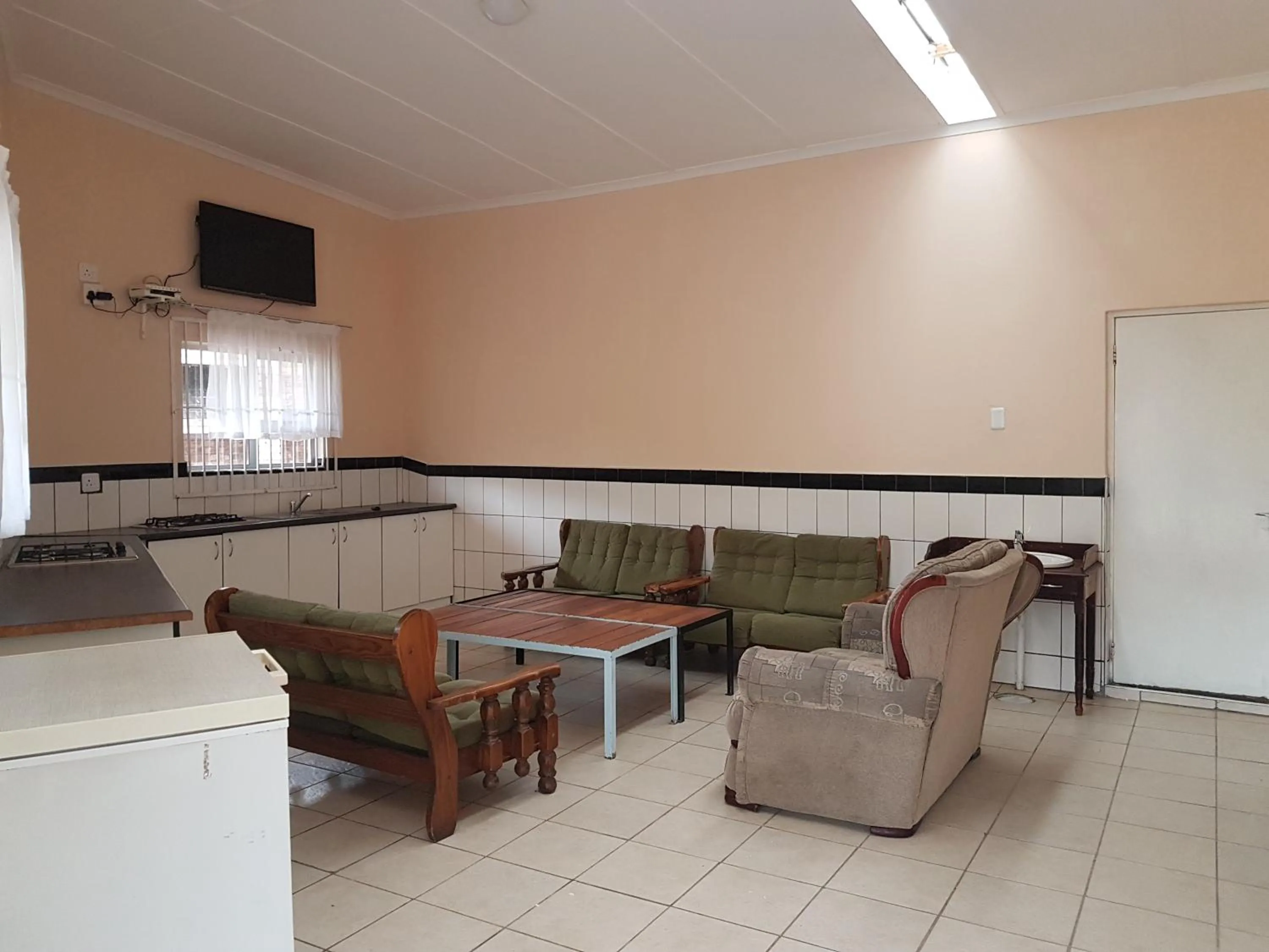 Communal lounge/ TV room in Stone Crescent Hotel