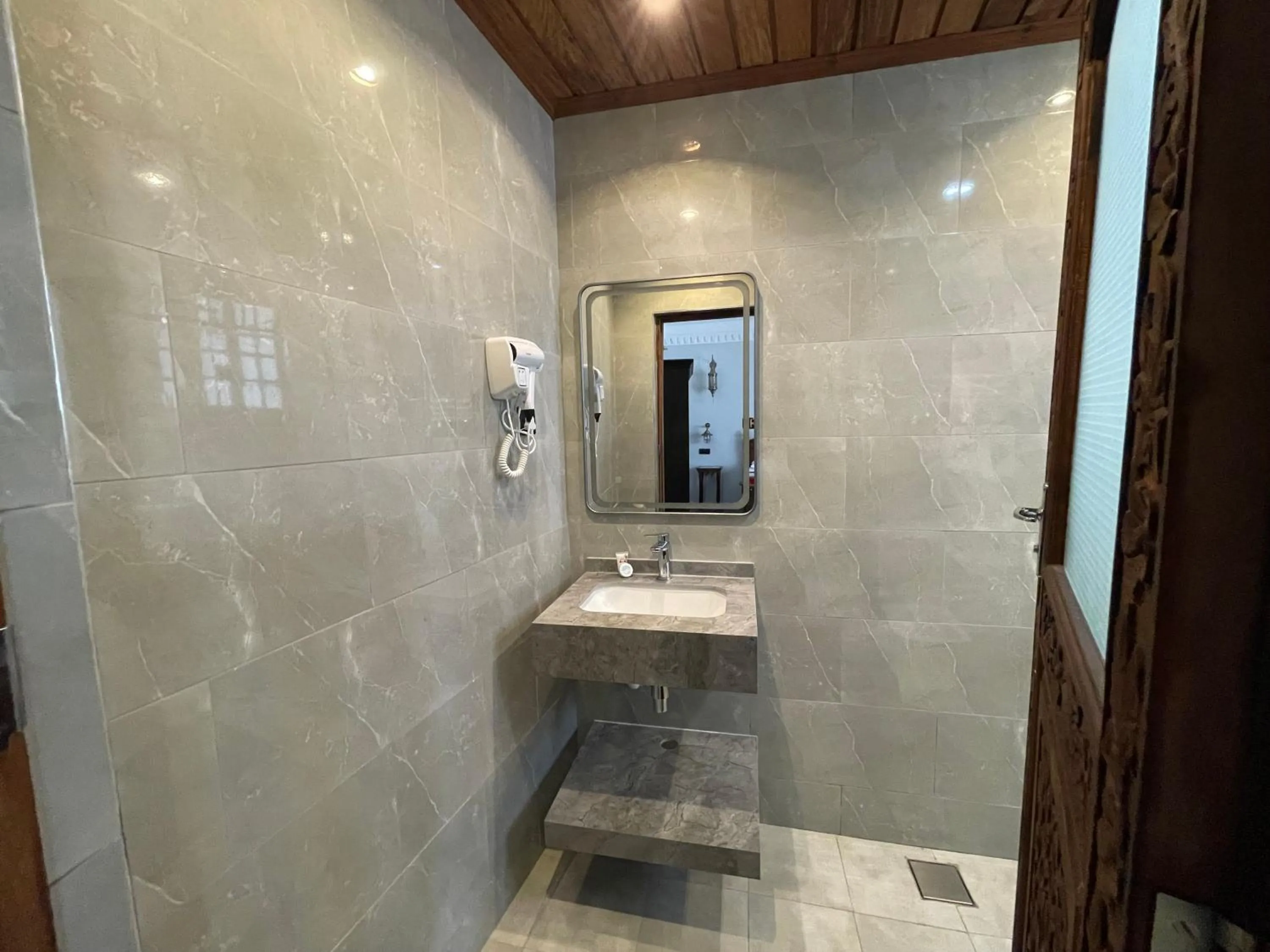 Shower in Mizingani Seafront Hotel