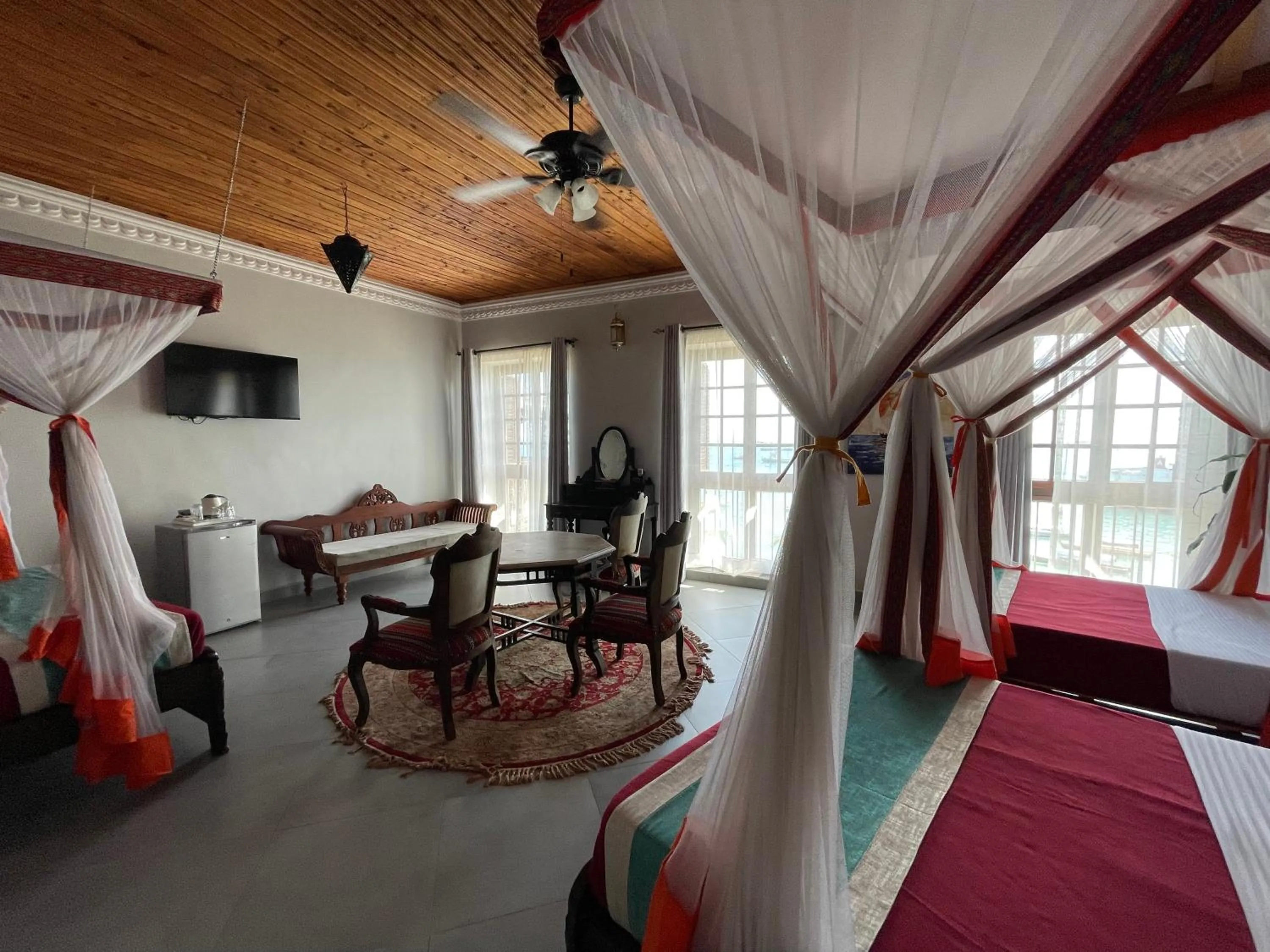 Communal lounge/ TV room, Bed in Mizingani Seafront Hotel