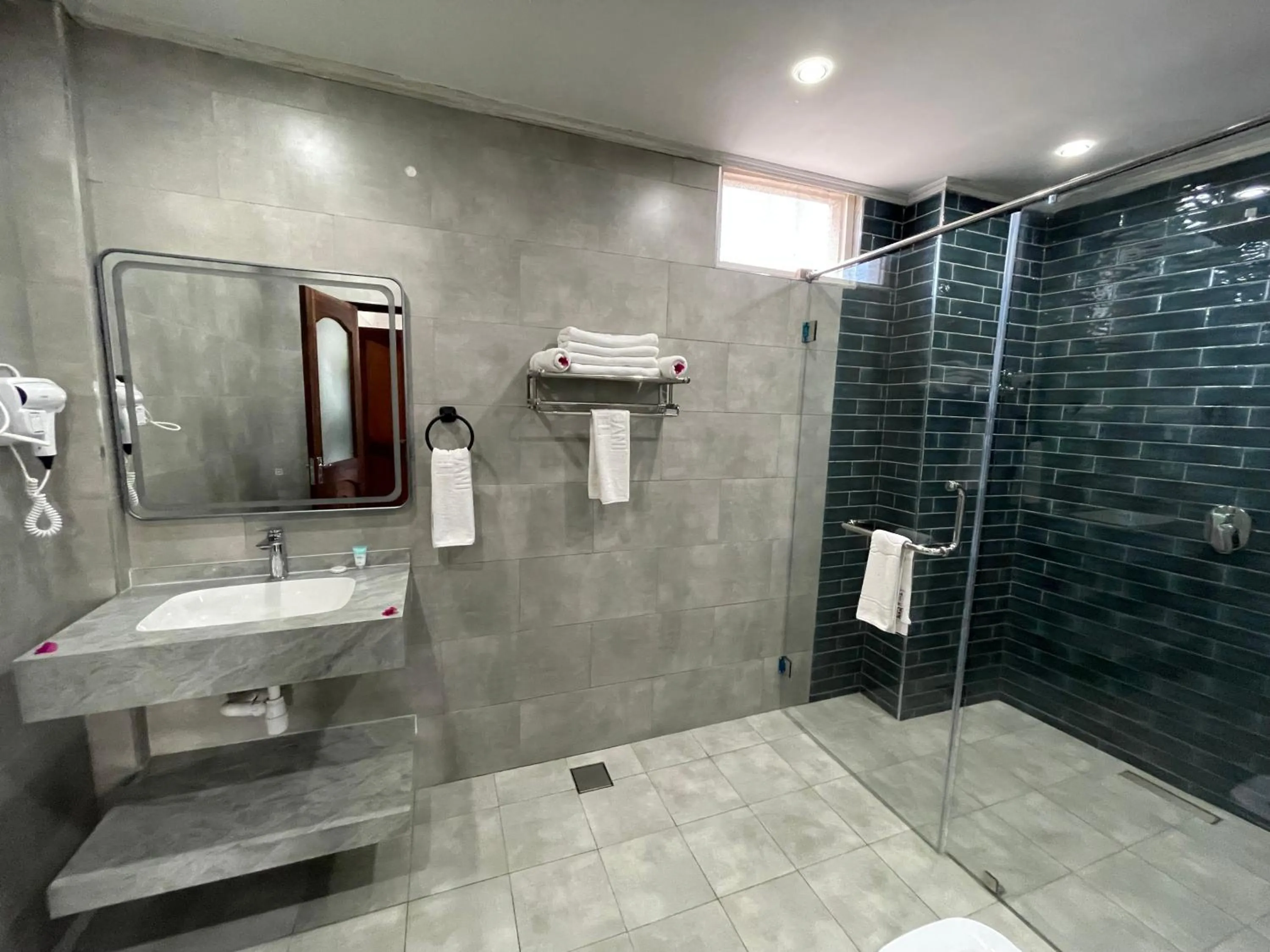 Shower in Mizingani Seafront Hotel