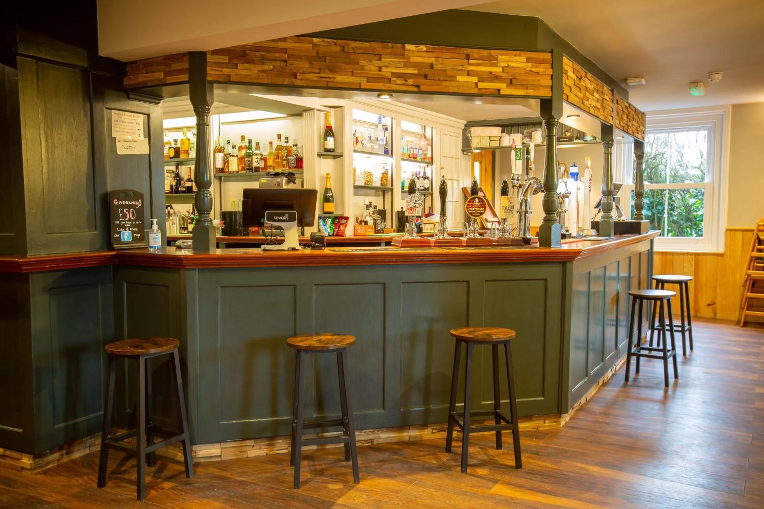 Lounge or bar in Woodfalls Inn