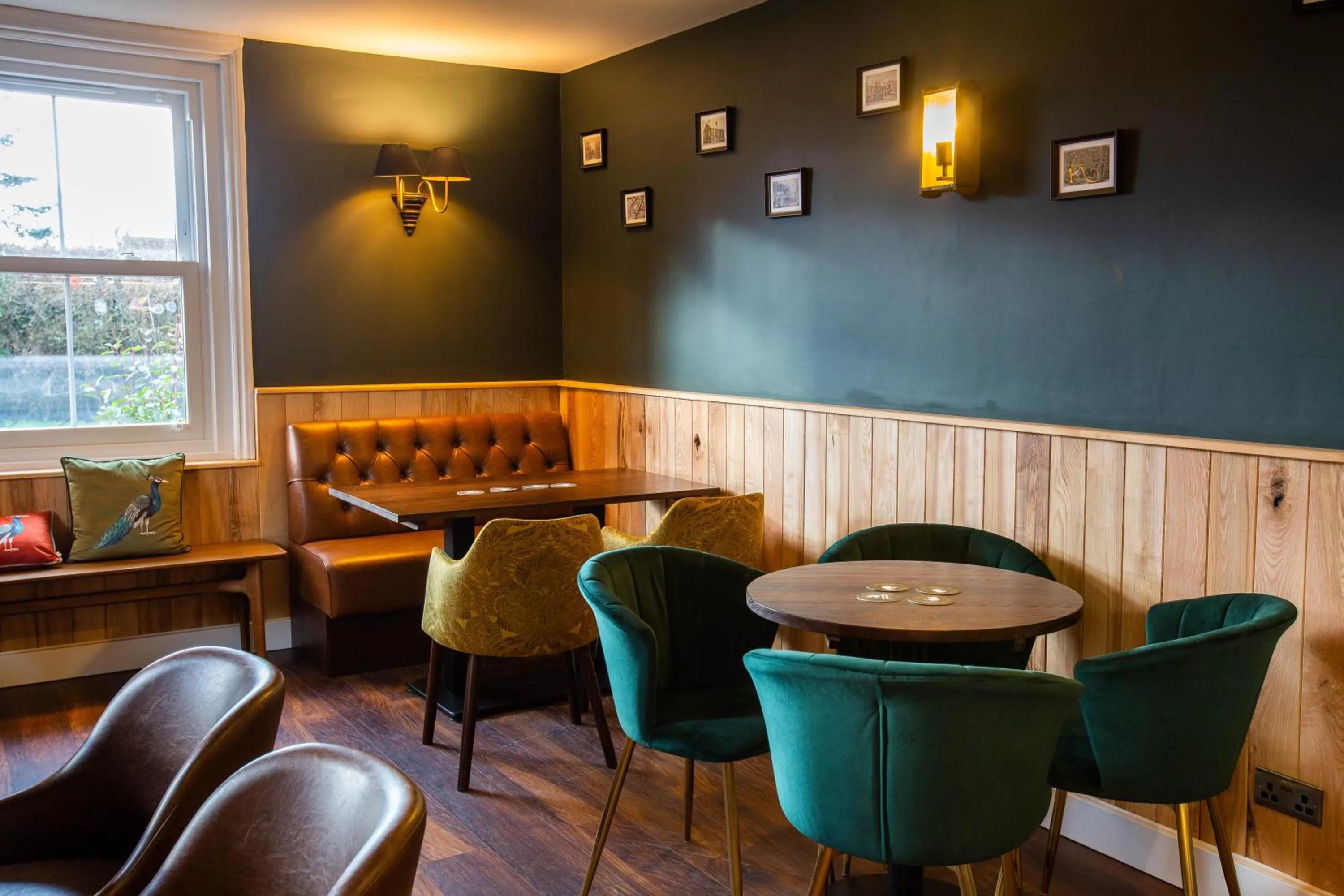 Lounge or bar in Woodfalls Inn