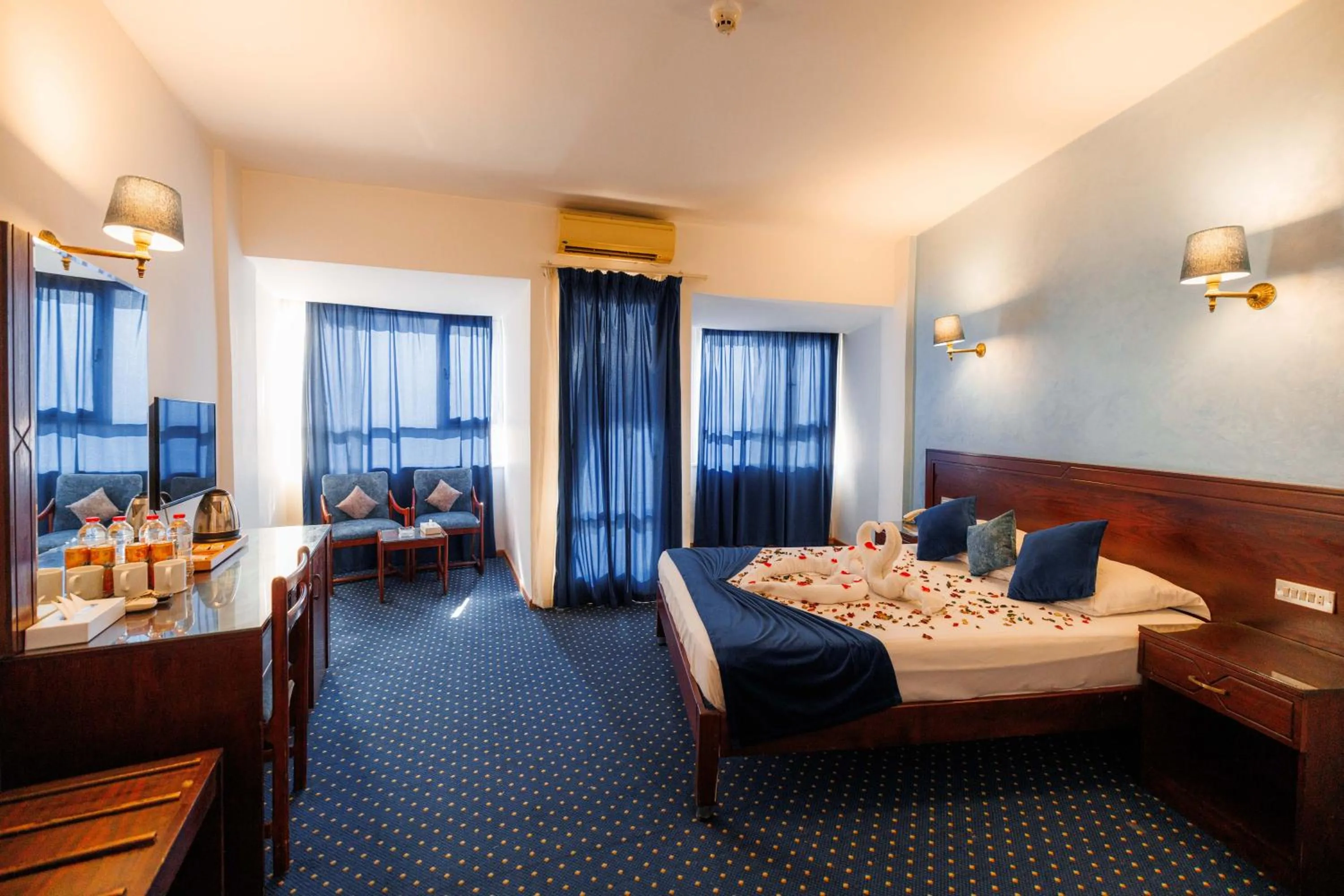 Living room, Bed in Amoun Hotel Alexandria