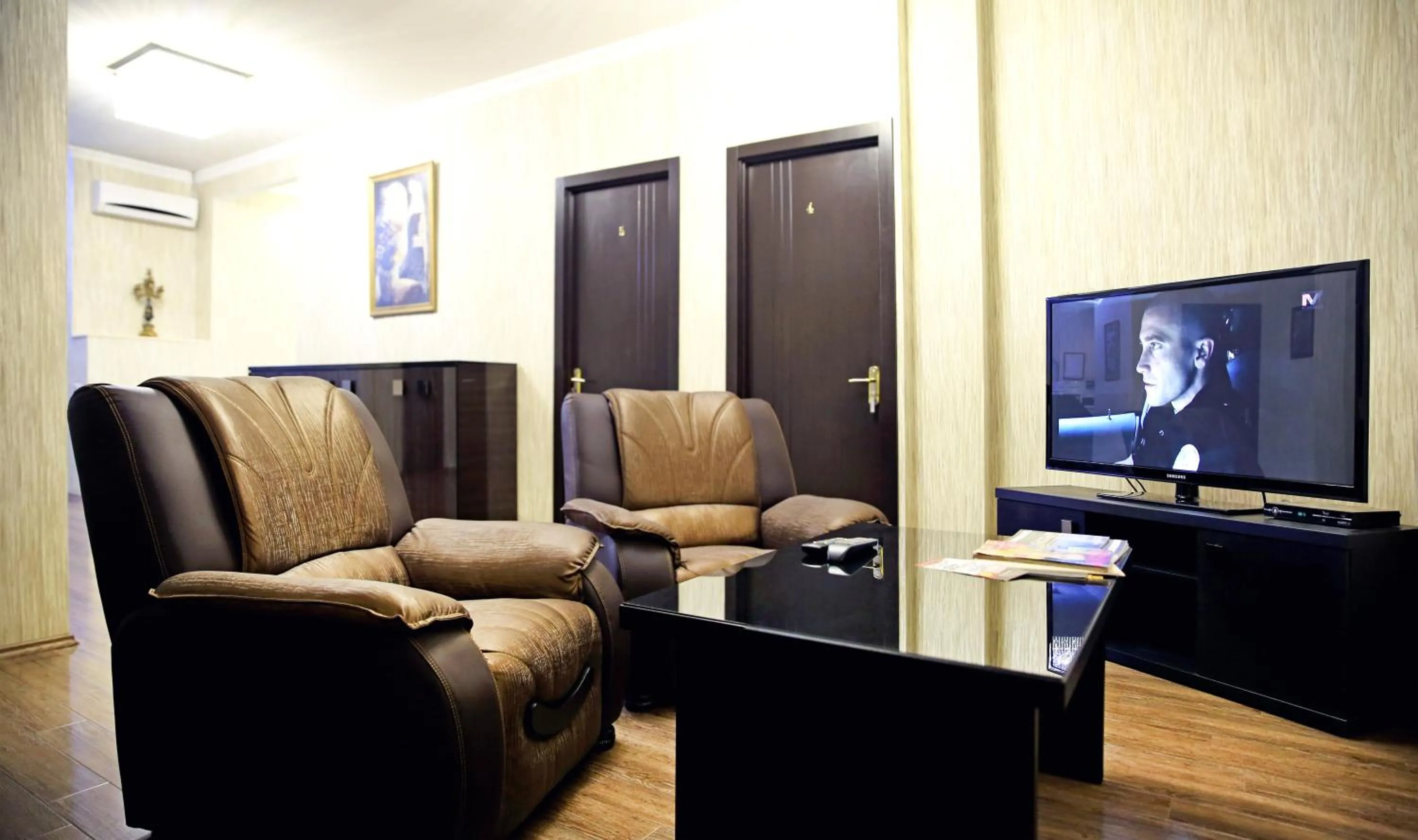 Communal lounge/ TV room in Rondo Hotel