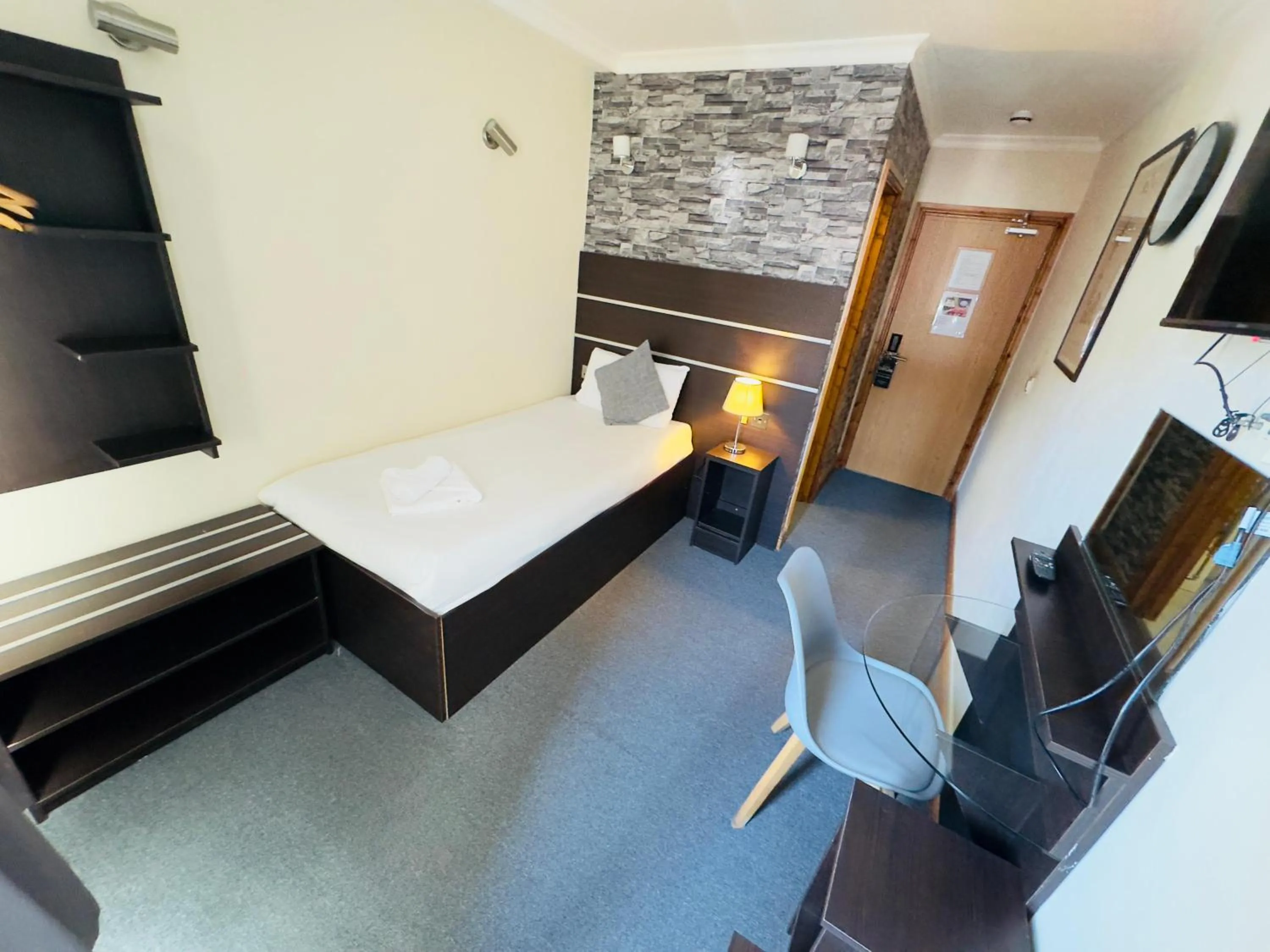 Photo of the whole room, Bed in Epsilon Hotel