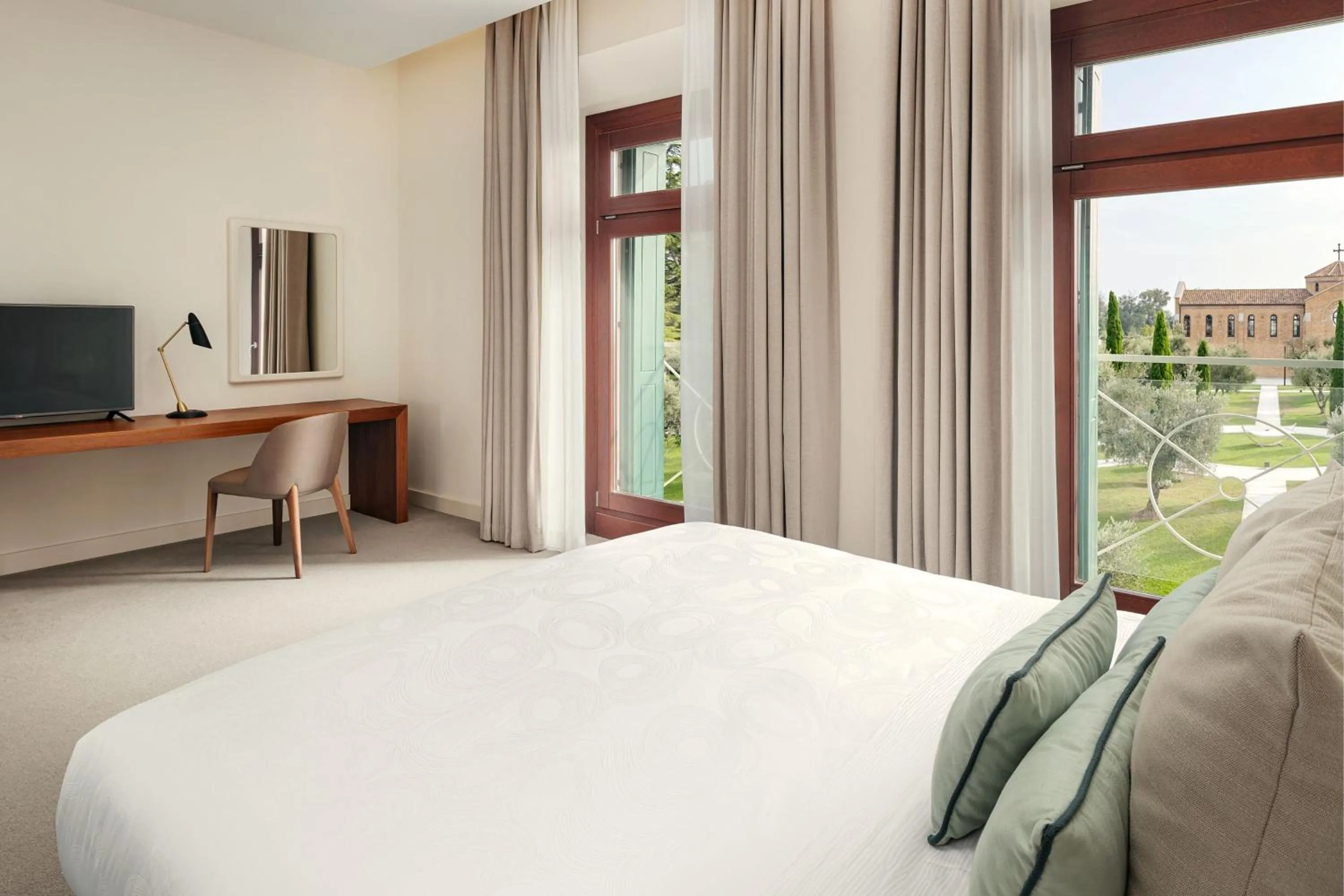 Photo of the whole room, Bed in JW Marriott Venice Resort & Spa