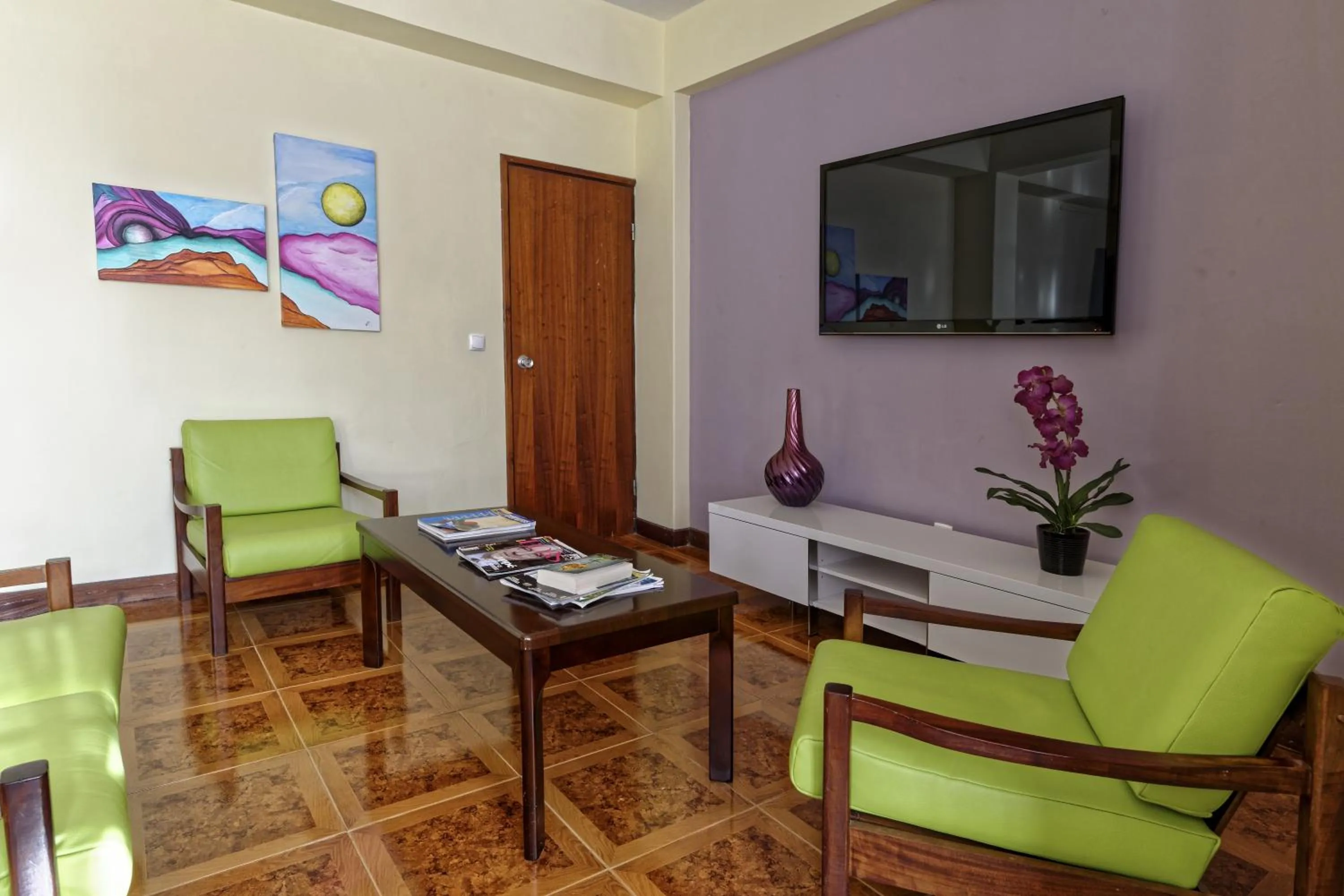 Communal lounge/ TV room in Aparthotel Avenida