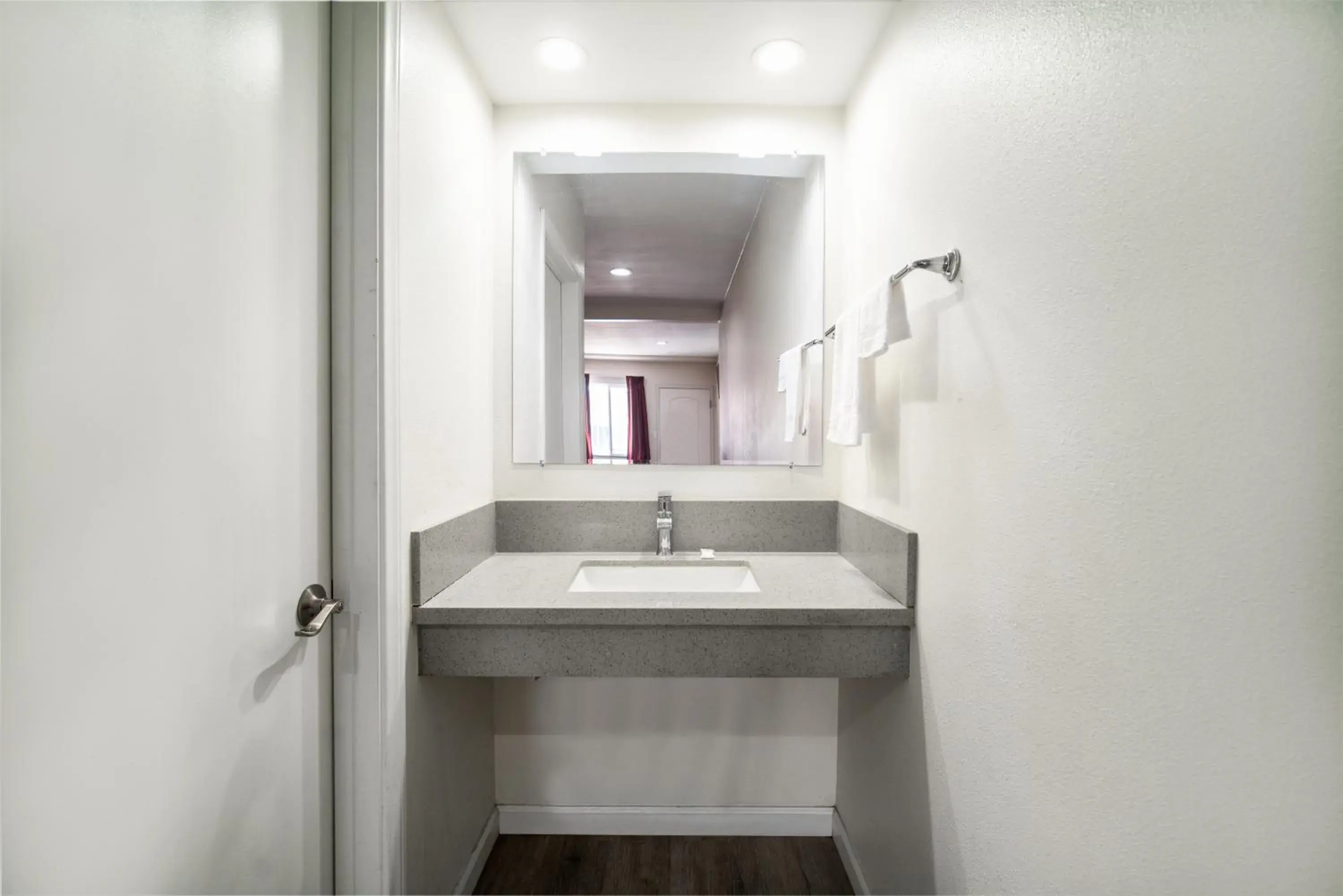 Queen Room in Bell Manor Motel Queen Room in Bell Manor Motel