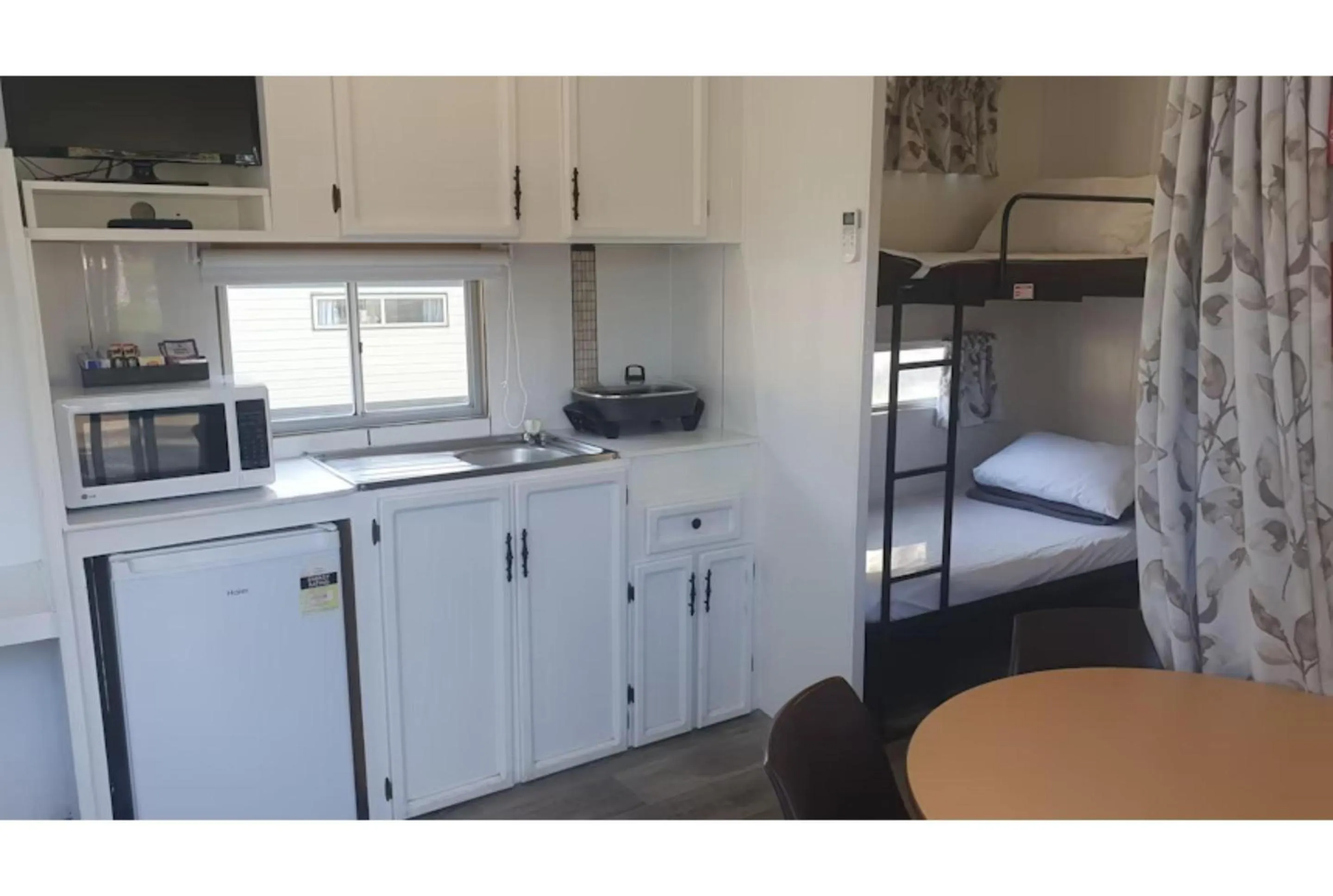 Kitchen or kitchenette, Bed in Discovery Parks - Barossa Valley