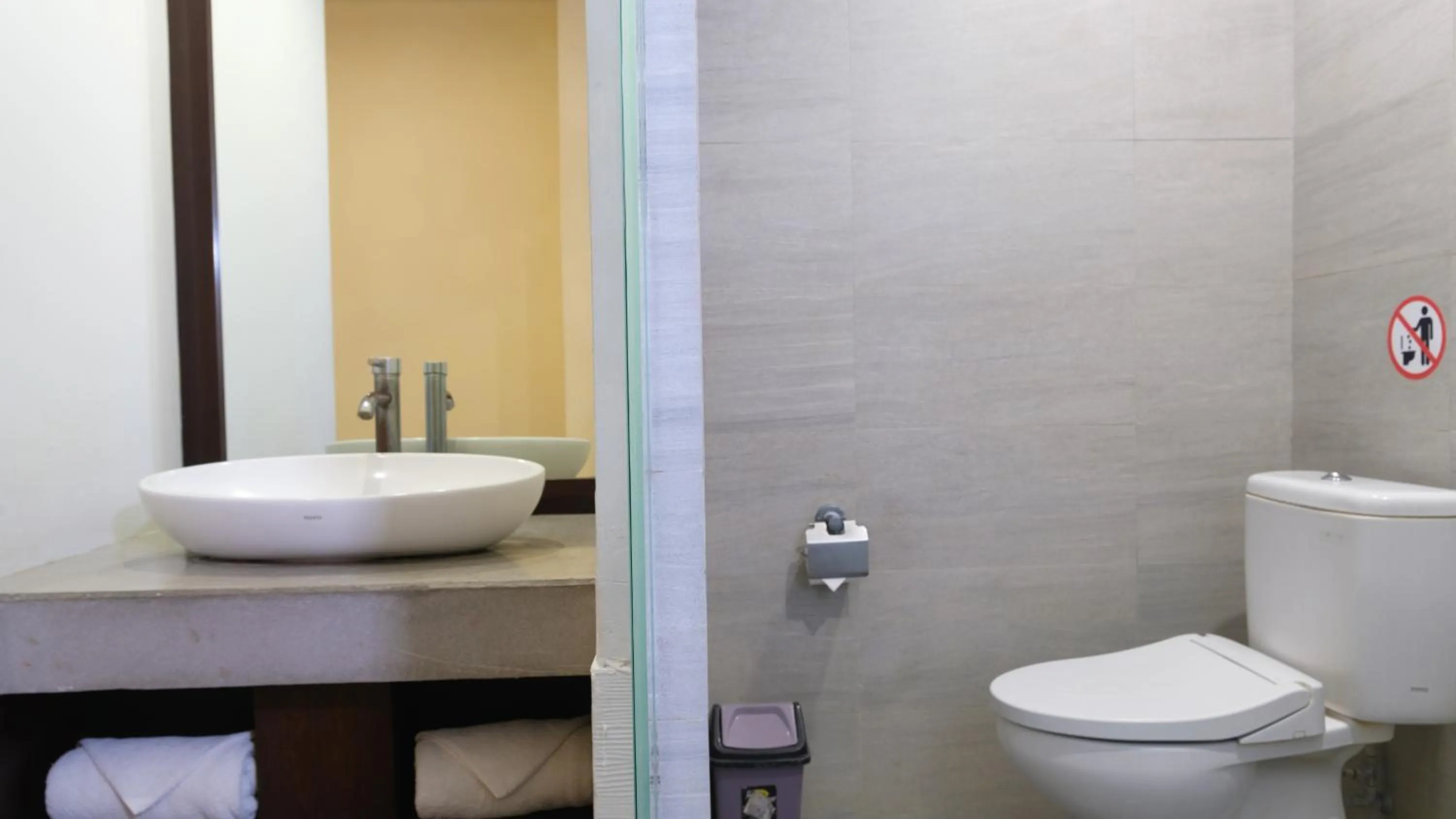 Toilet in Kutabex Beachfront Hotel