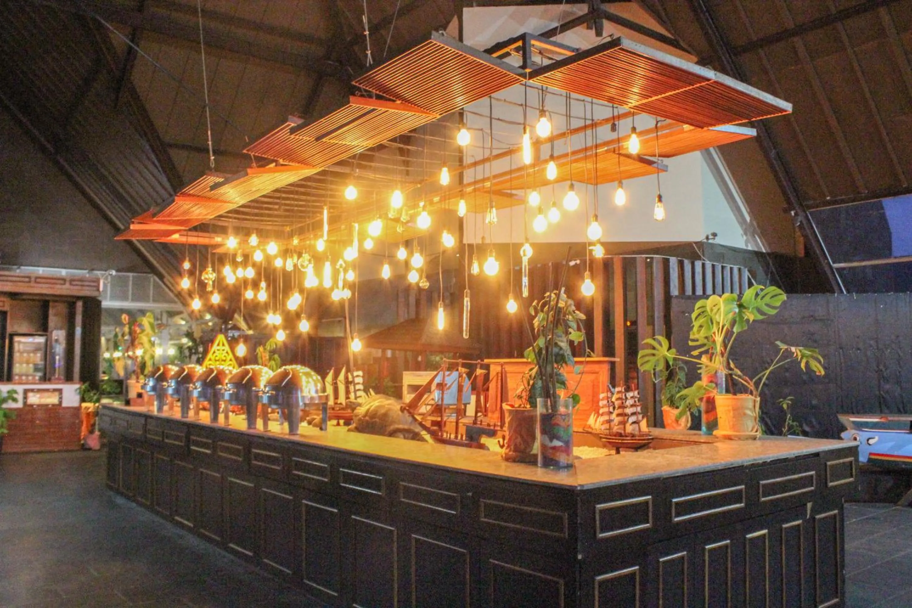 Restaurant/places to eat in Kutabex Beachfront Hotel