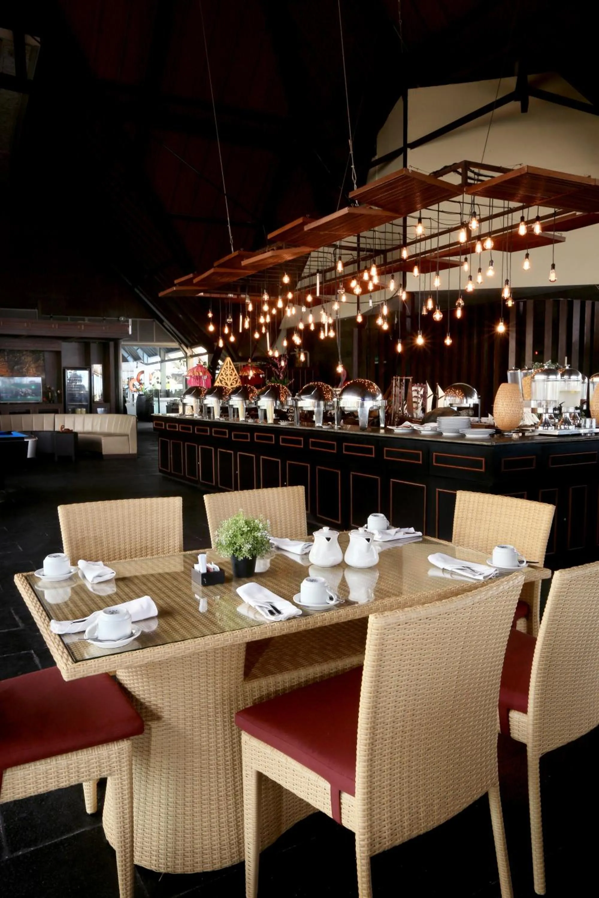 Restaurant/places to eat in Kutabex Beachfront Hotel