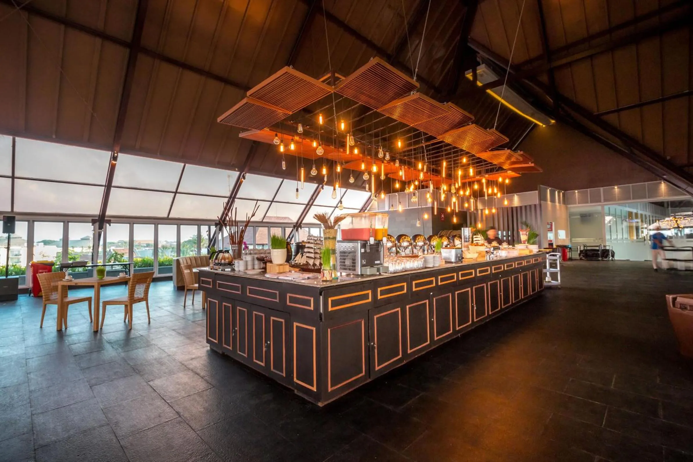 Restaurant/places to eat in Kutabex Beachfront Hotel