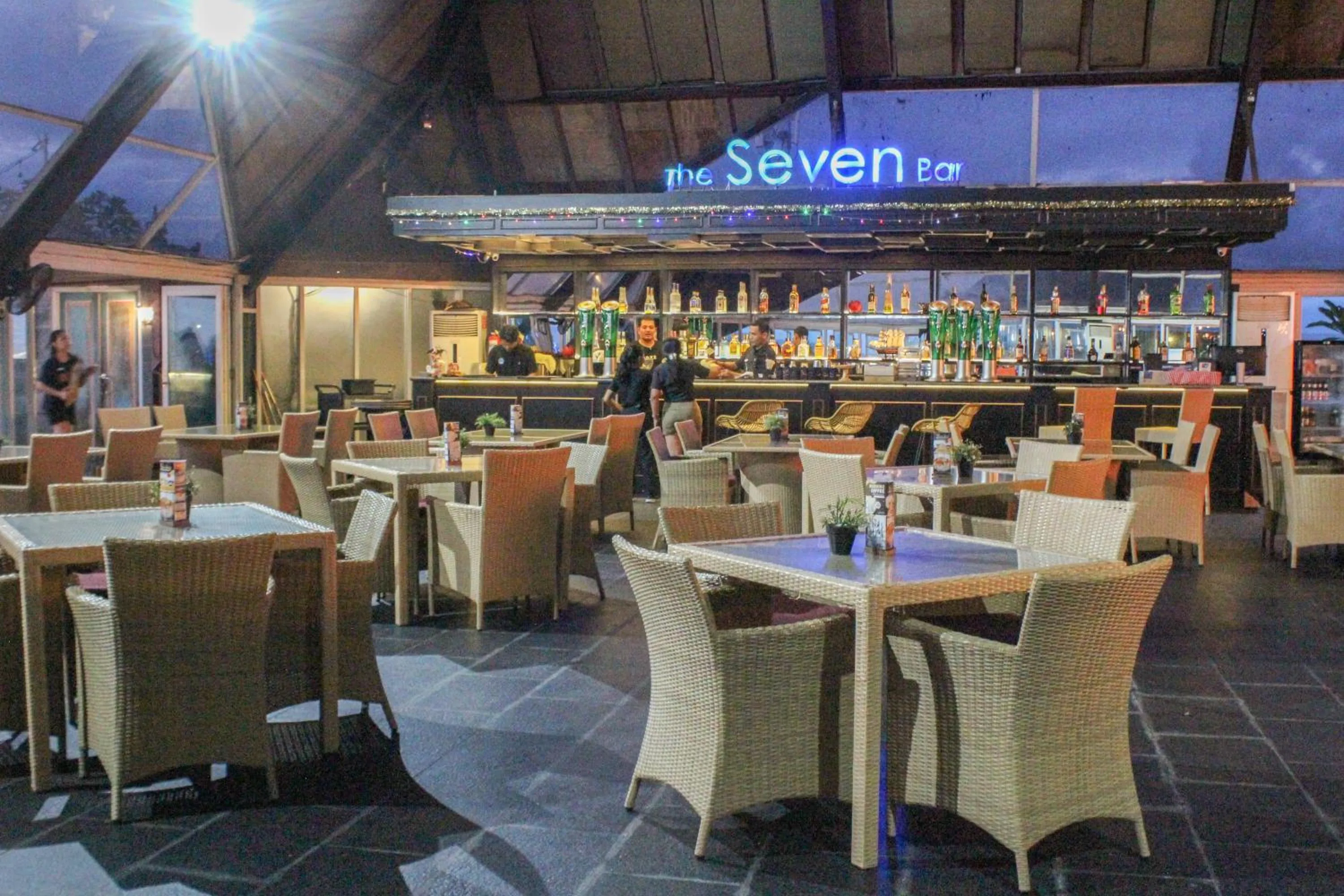 Restaurant/places to eat in Kutabex Beachfront Hotel