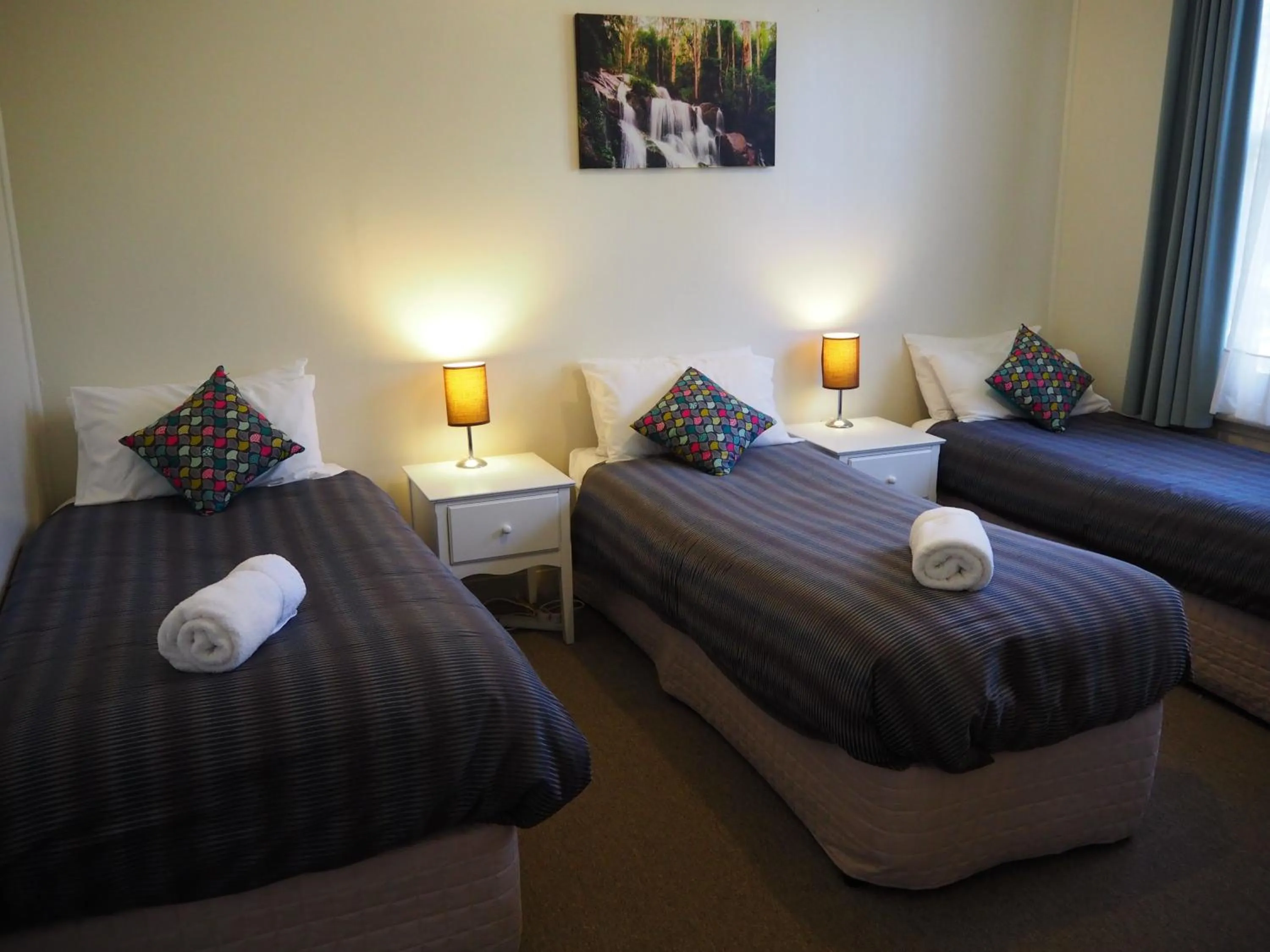 Photo of the whole room, Bed in Elm Lodge Bright