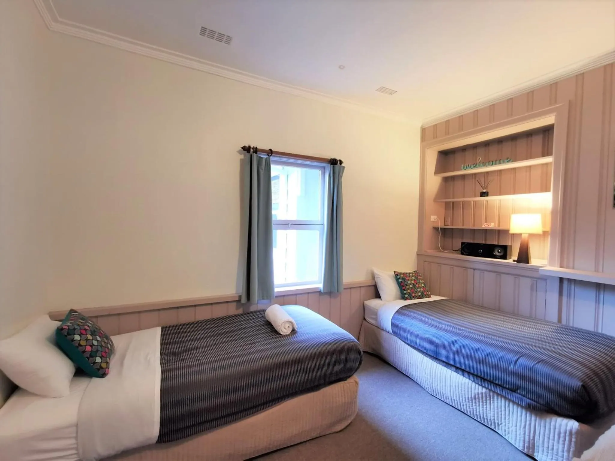 Bed in Elm Lodge Bright