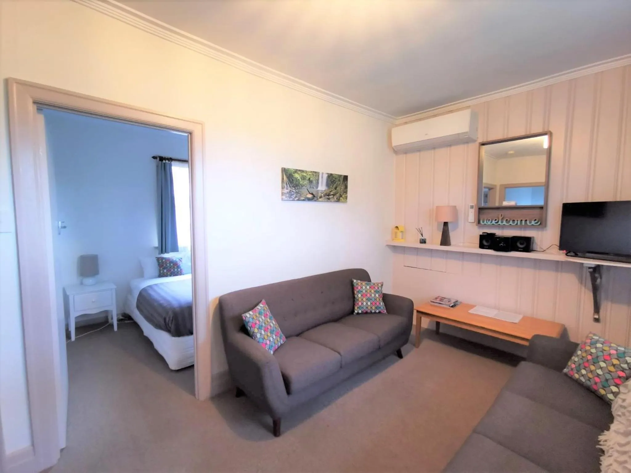 Living room, Bed in Elm Lodge Bright