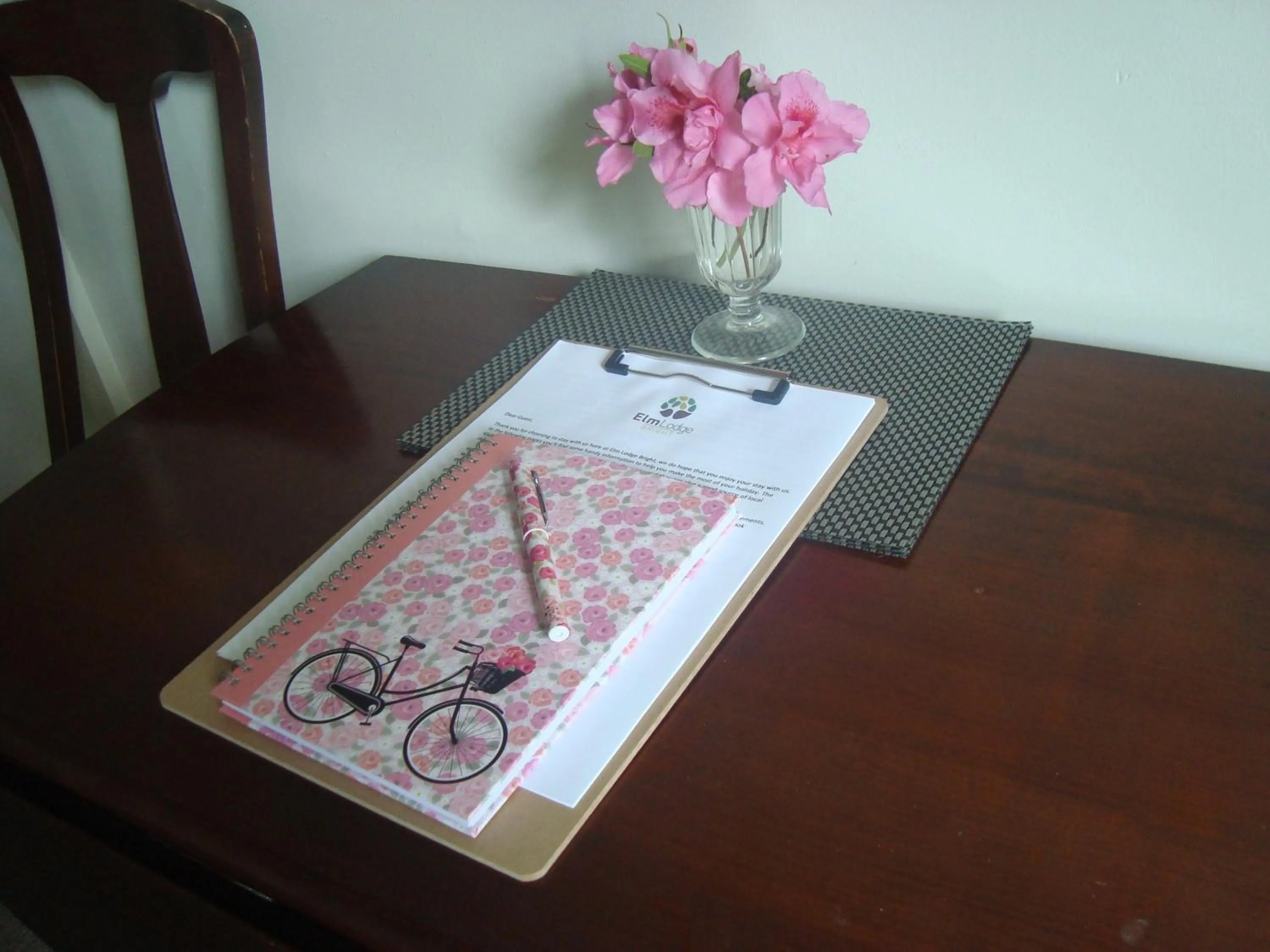 Decorative detail in Elm Lodge Bright