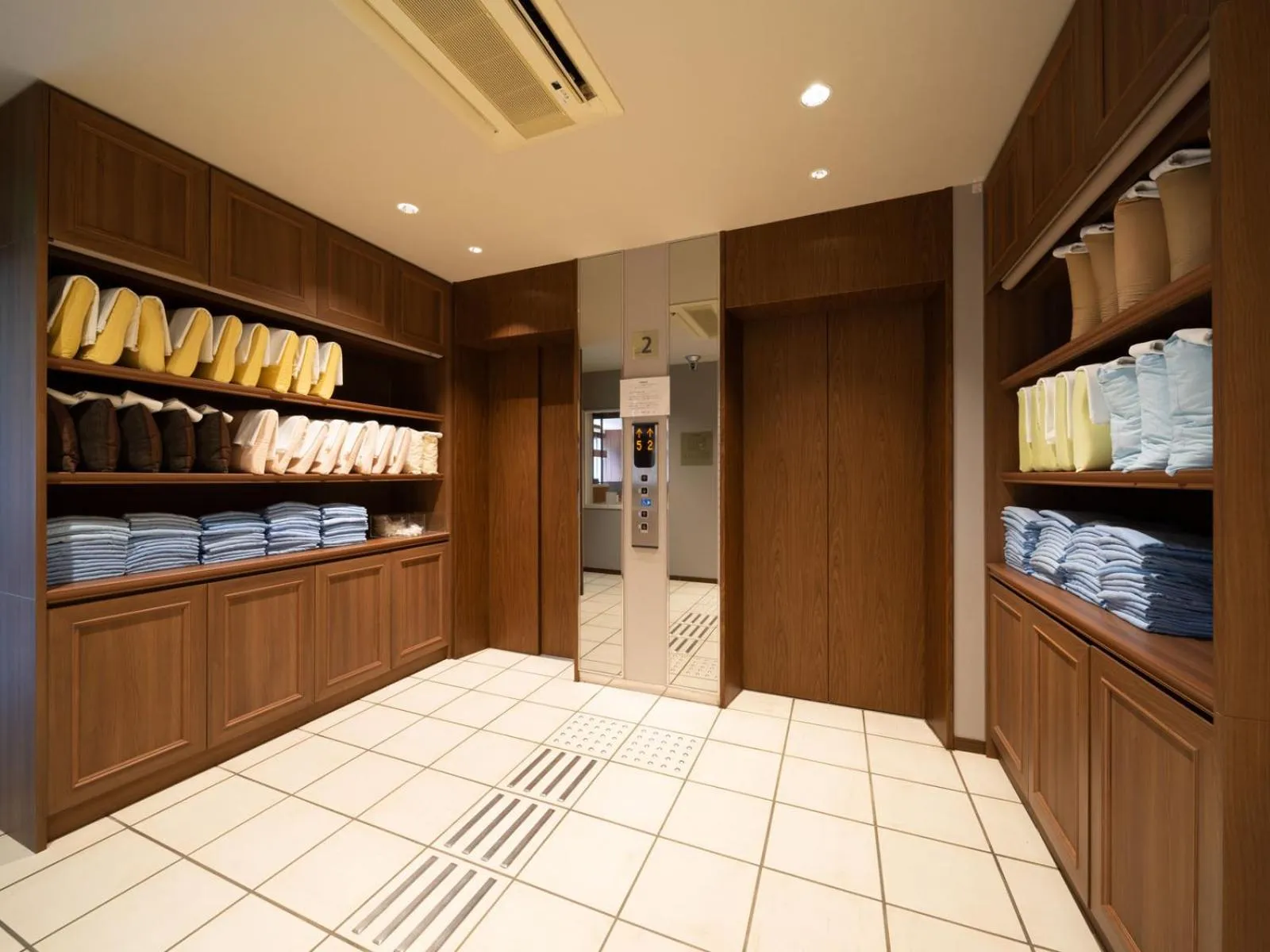 Lobby or reception in Super Hotel Shinyokohama