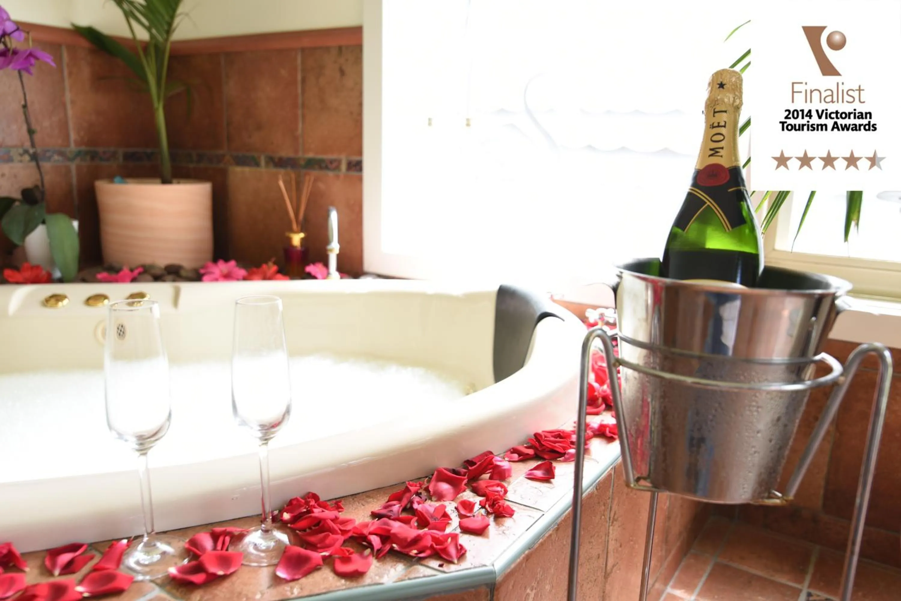 Hot Tub in Lakeside Cottage Luxury B&B