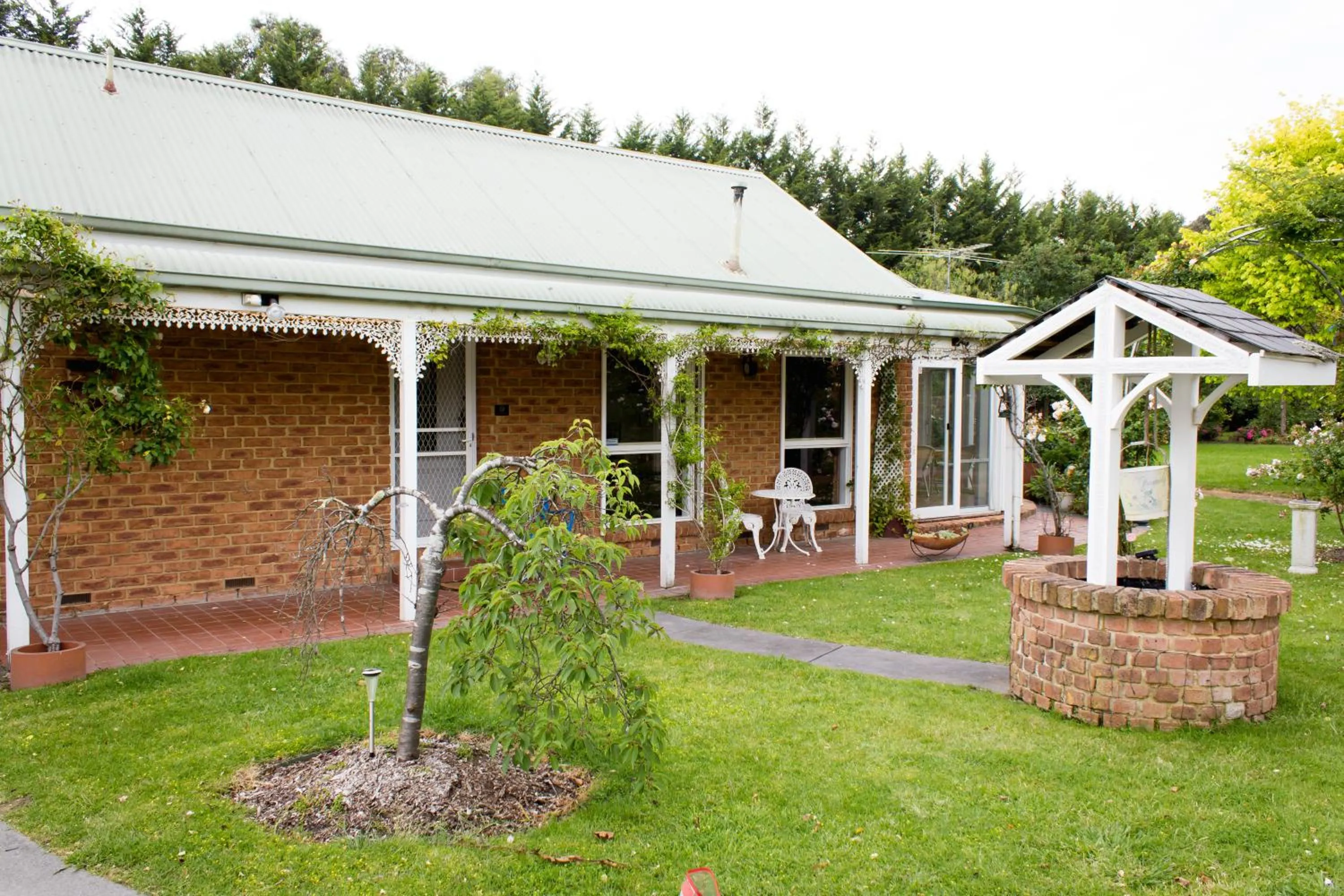 Facade/entrance in Lakeside Cottage Luxury B&B