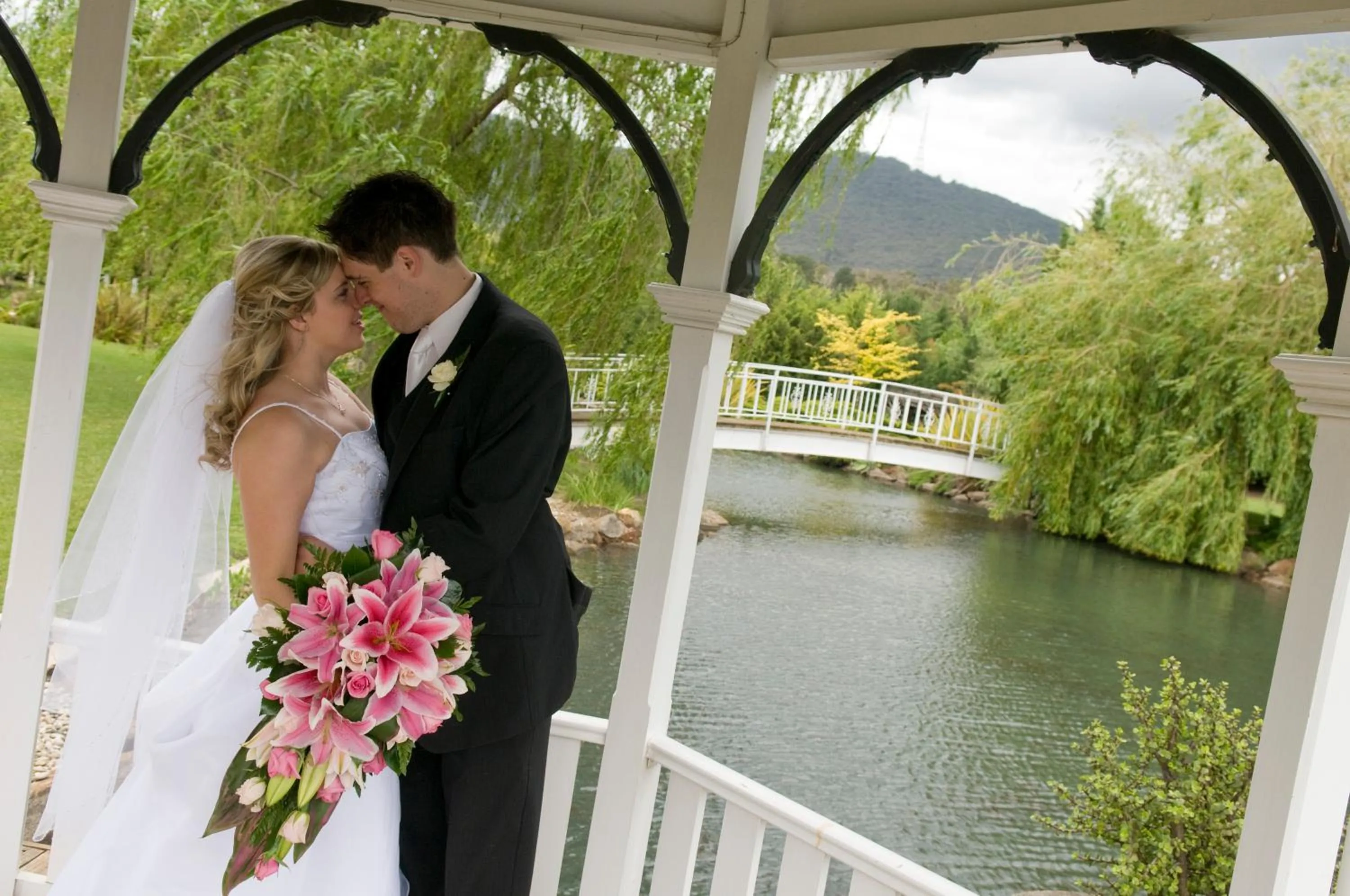 Facade/entrance in Lakeside Cottage Luxury B&B