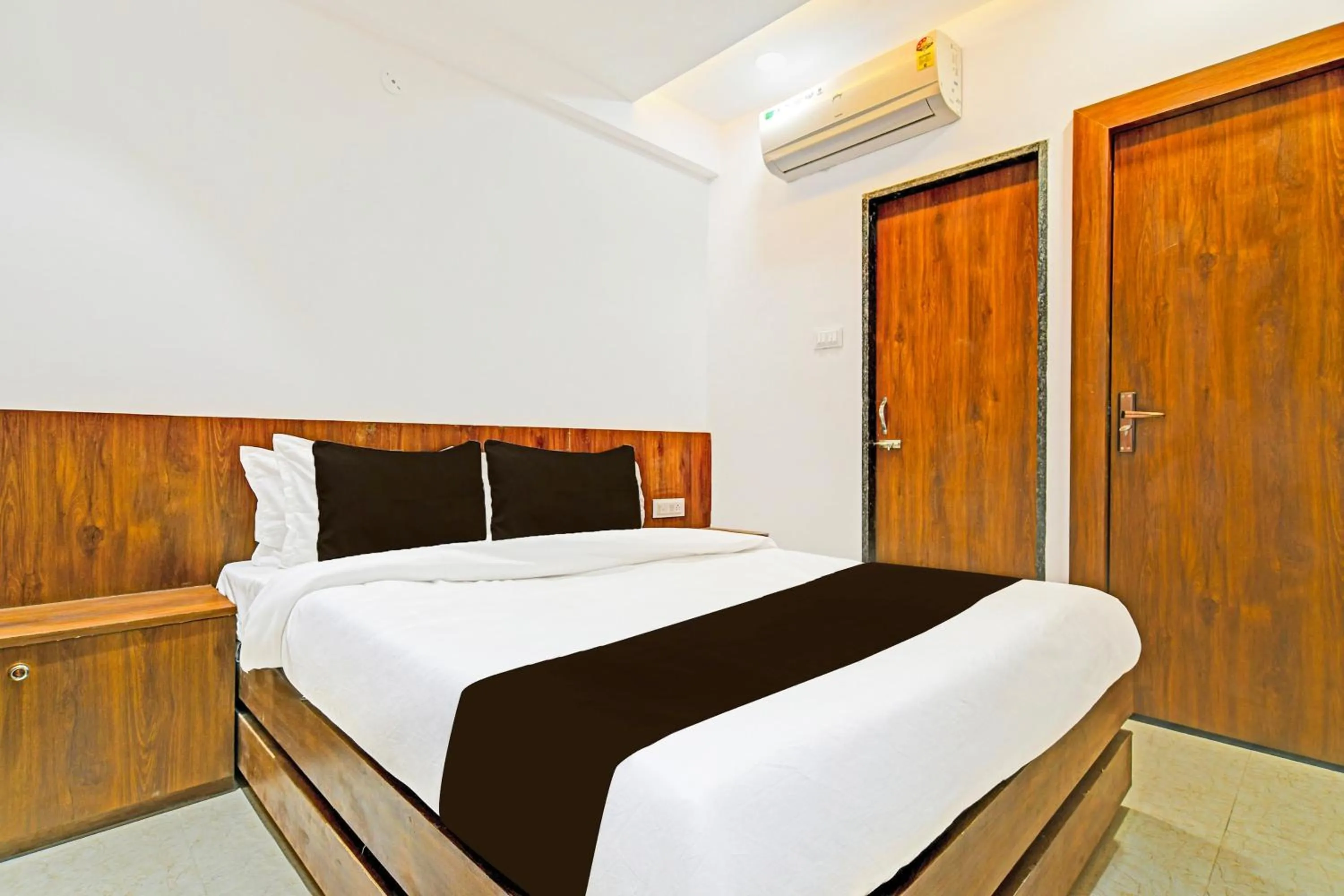 Bedroom, Bed in Hotel O Delight Stay