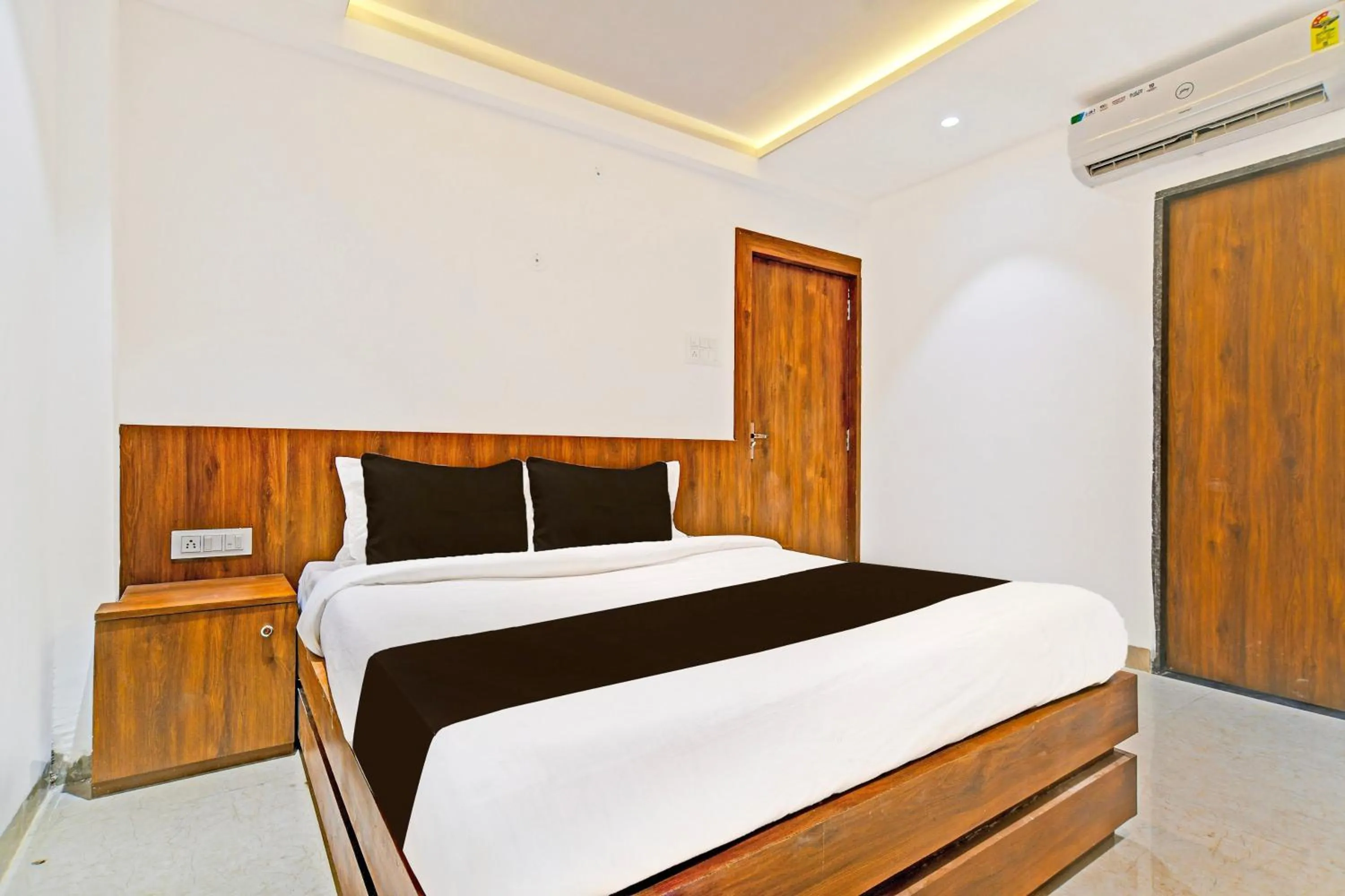 Facade/entrance, Bed in Hotel O Delight Stay