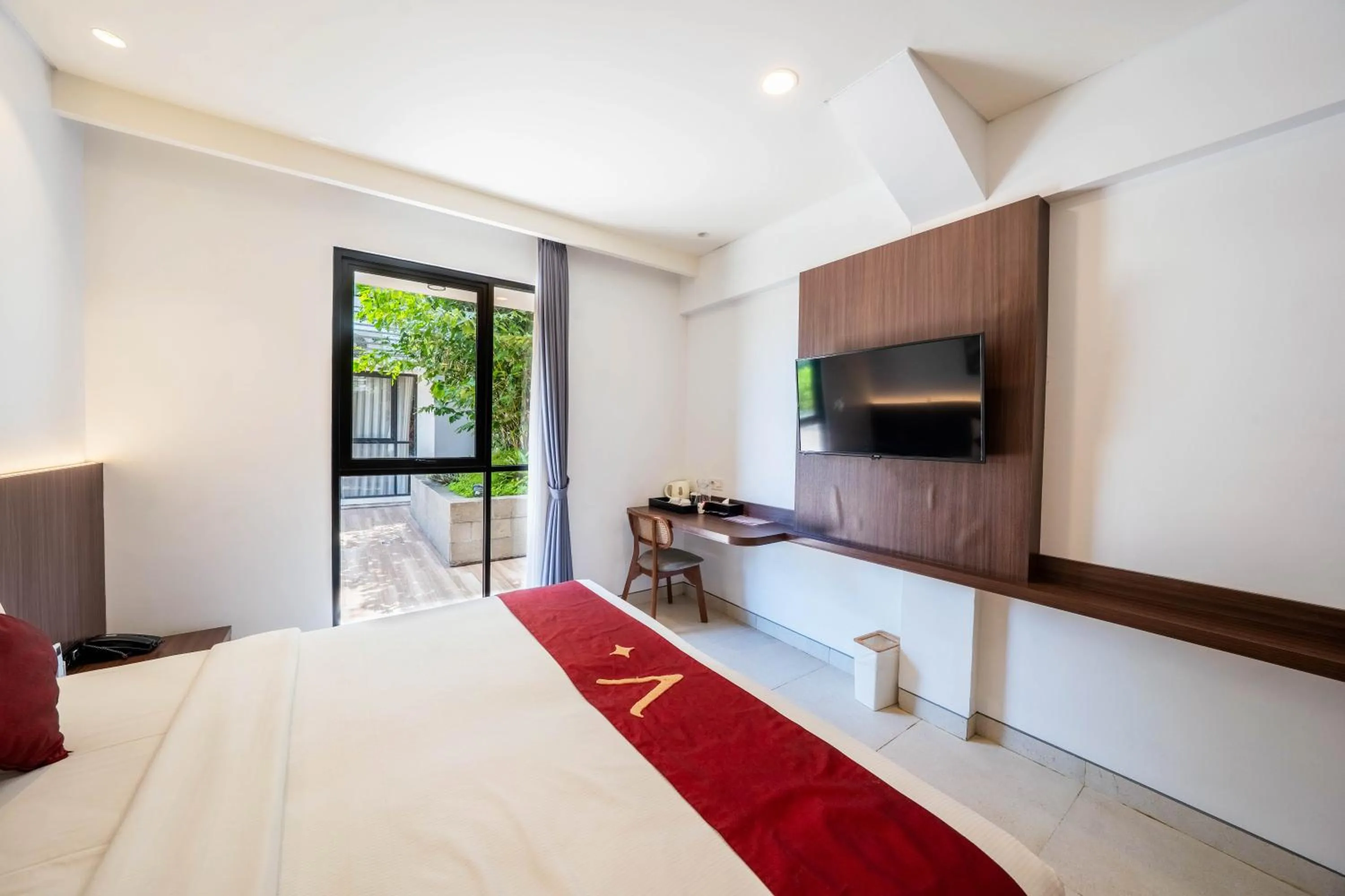 TV and multimedia, Bed in ValStar Hotel Canggu