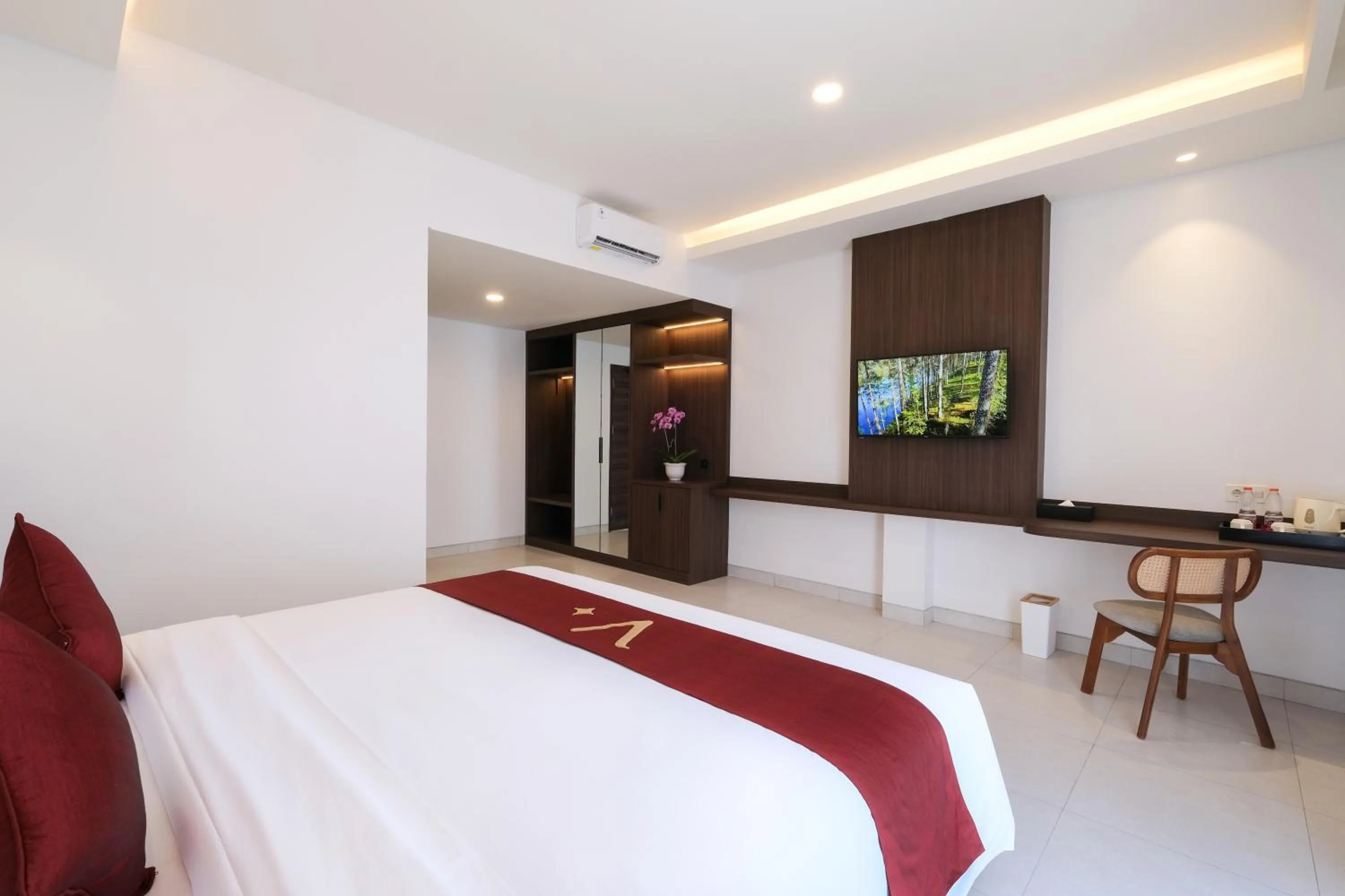 TV and multimedia, Bed in ValStar Hotel Canggu
