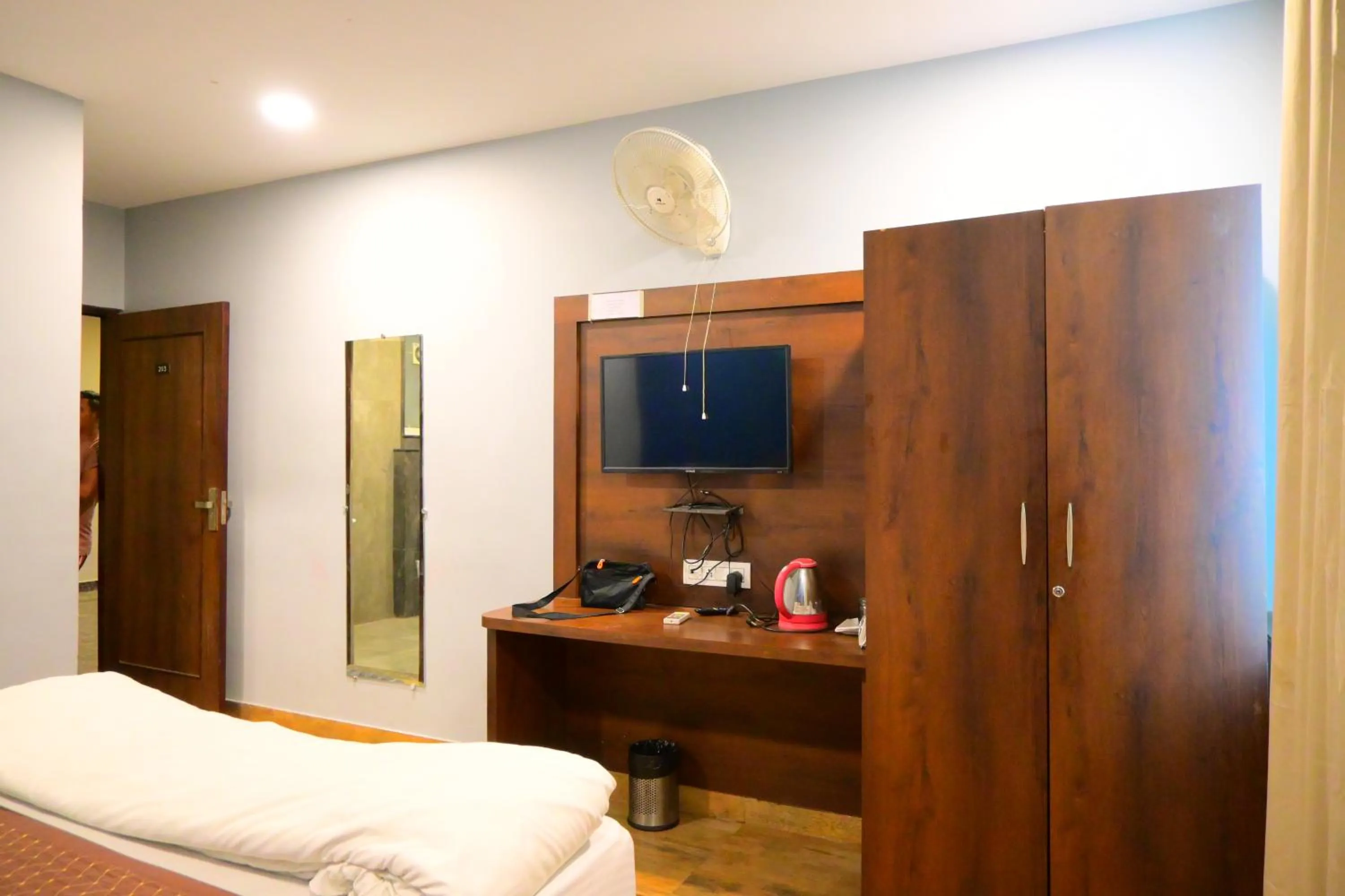 Communal lounge/ TV room, Bed in Hotel Keptown Lite