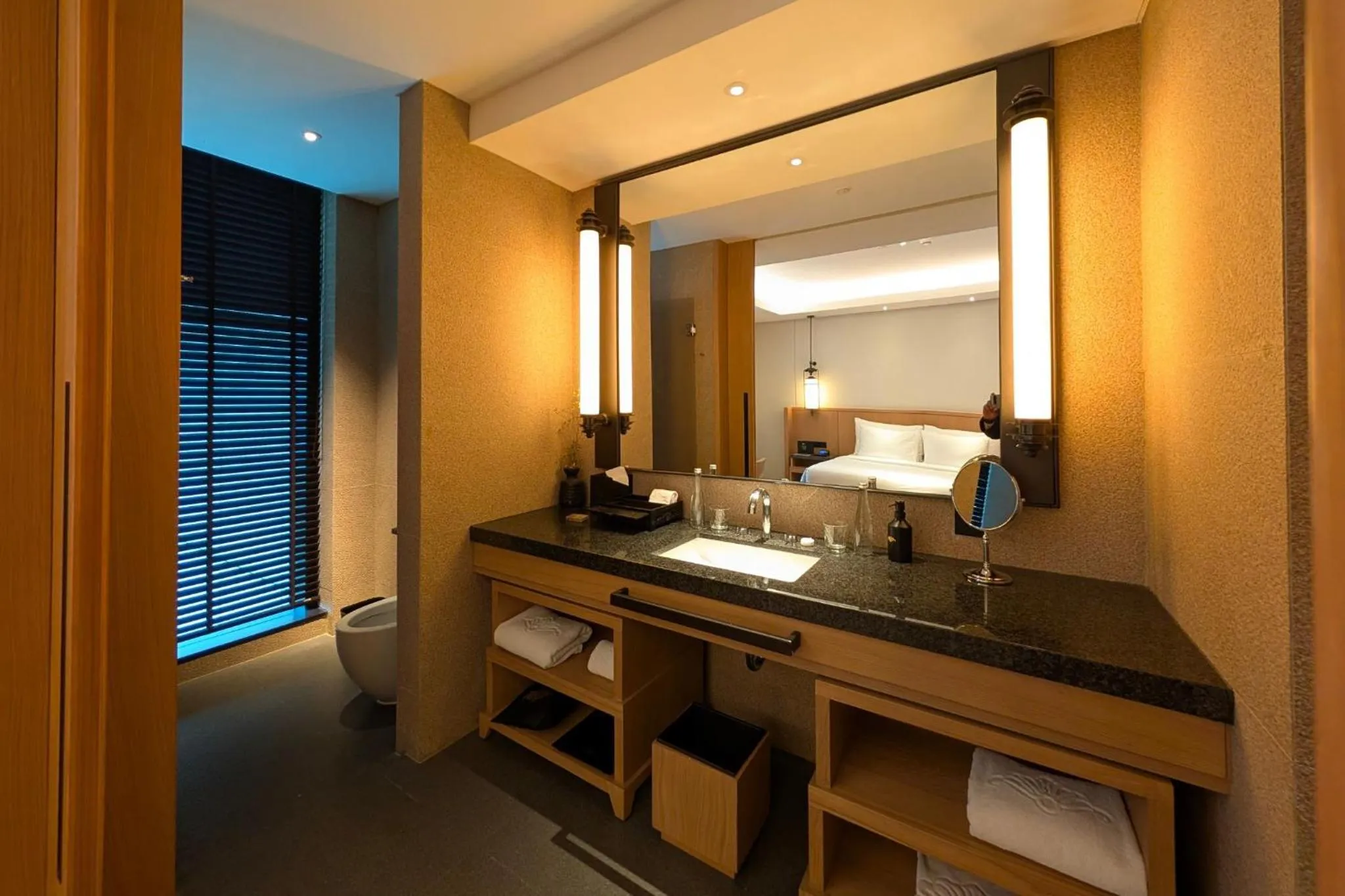 Bath, Bed in Hotel Tentrem Jakarta