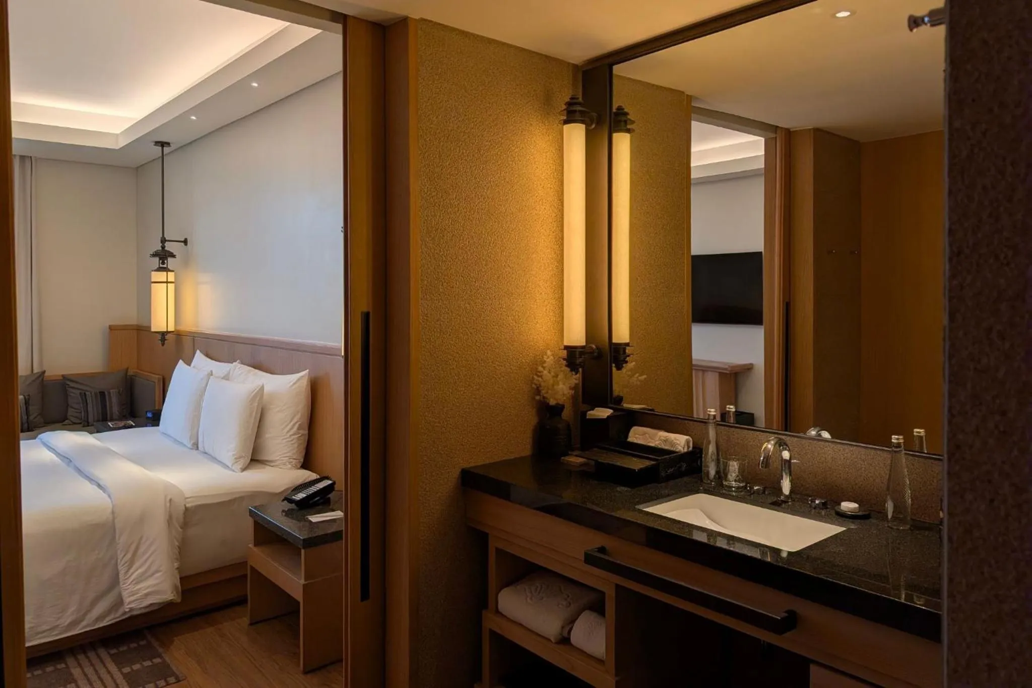 Bathroom, Bed in Hotel Tentrem Jakarta