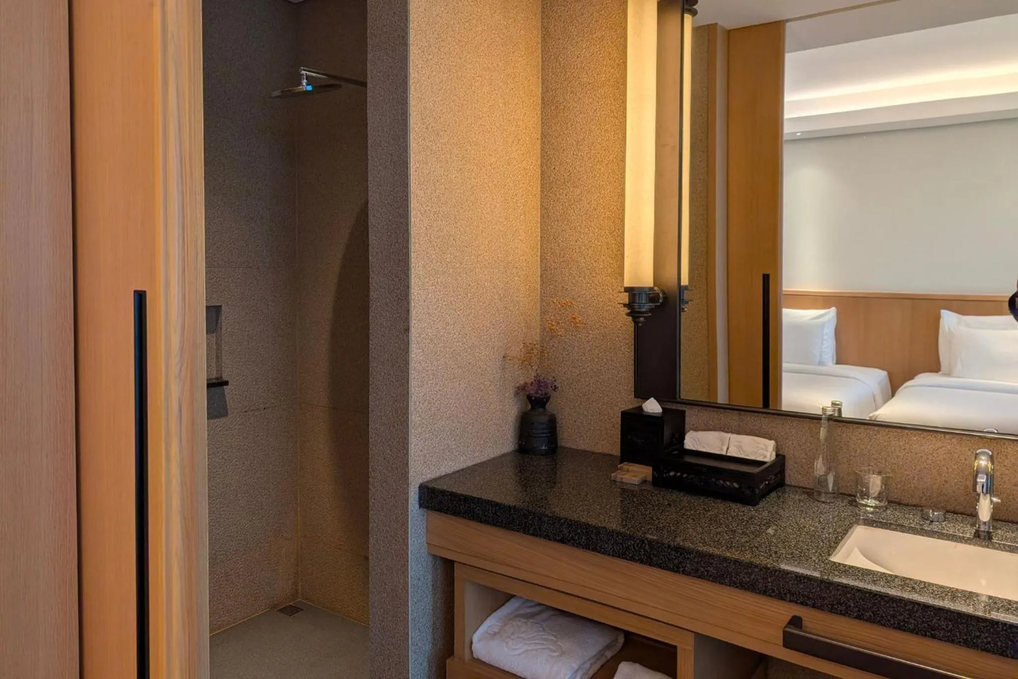 Bathroom, Bed in Hotel Tentrem Jakarta