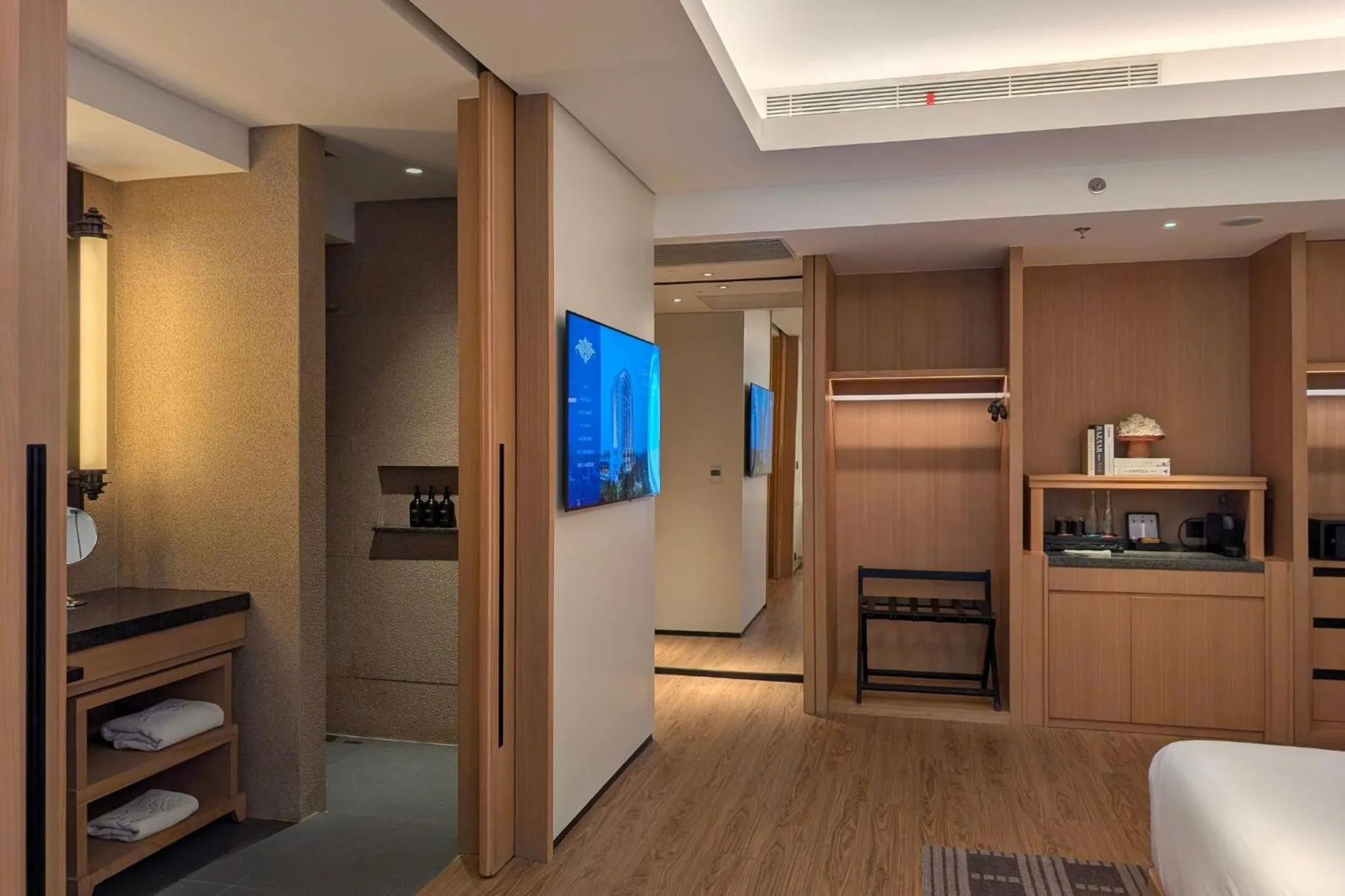 Living room, Bed in Hotel Tentrem Jakarta