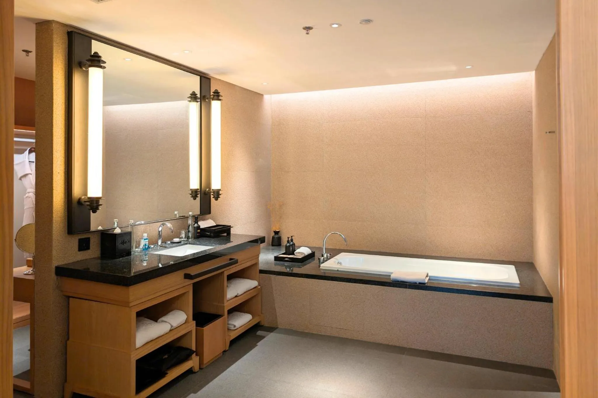 Bathroom, Bed in Hotel Tentrem Jakarta