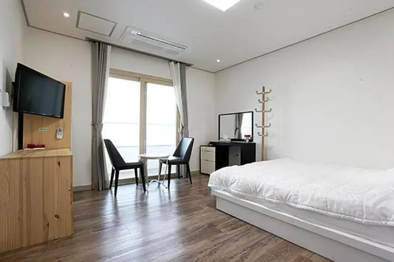 Photo of the whole room, Bed in Poem House