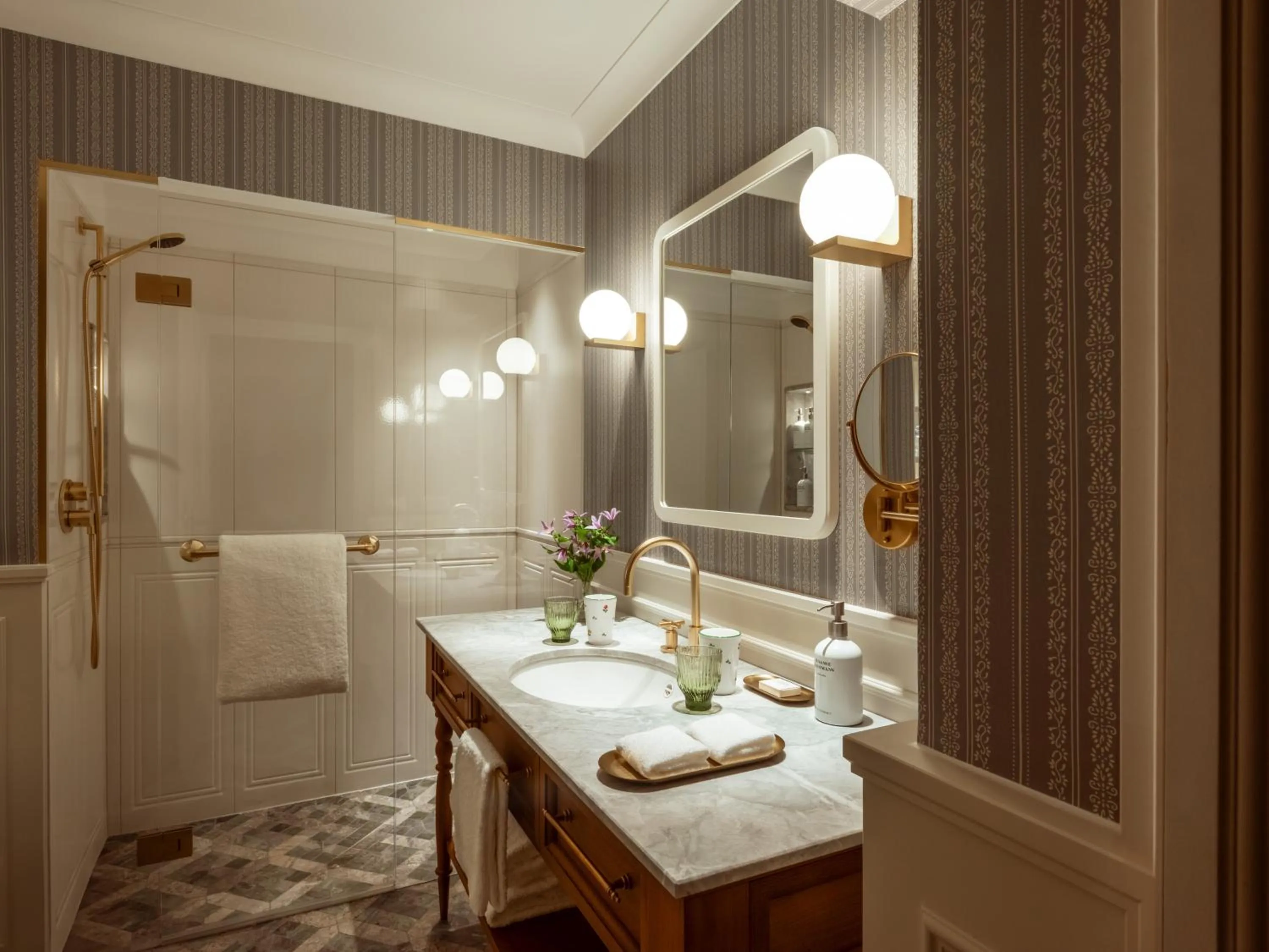 Shower, Bed in Rosewood Schloss Fuschl